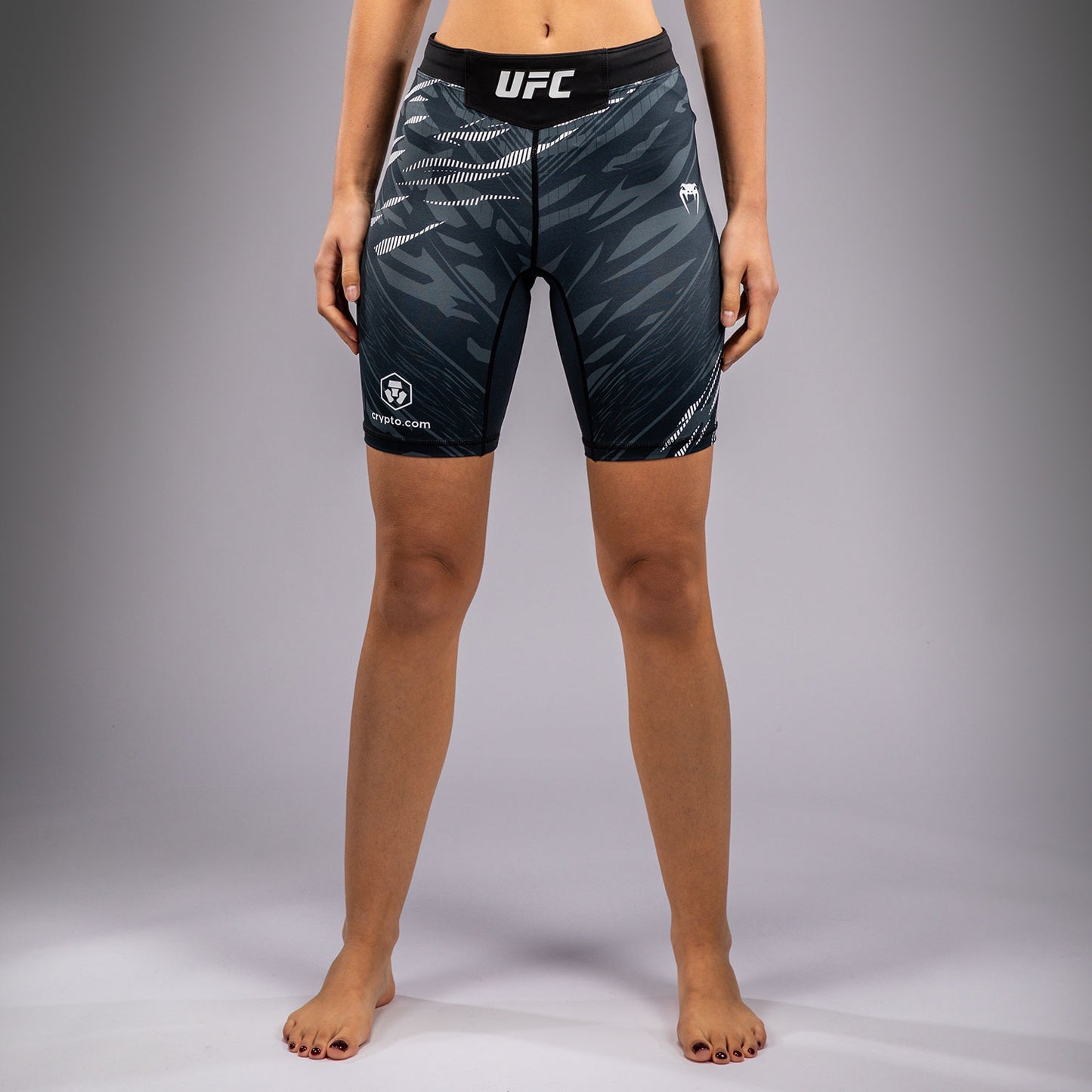 UFC Fusion by Venum 女士综合格斗短裤–长款–黑色