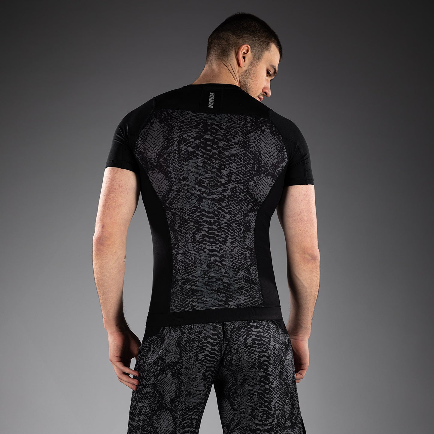 Venum G-Fit Scales 短袖紧身防磨衣 – 黑色/炭灰色