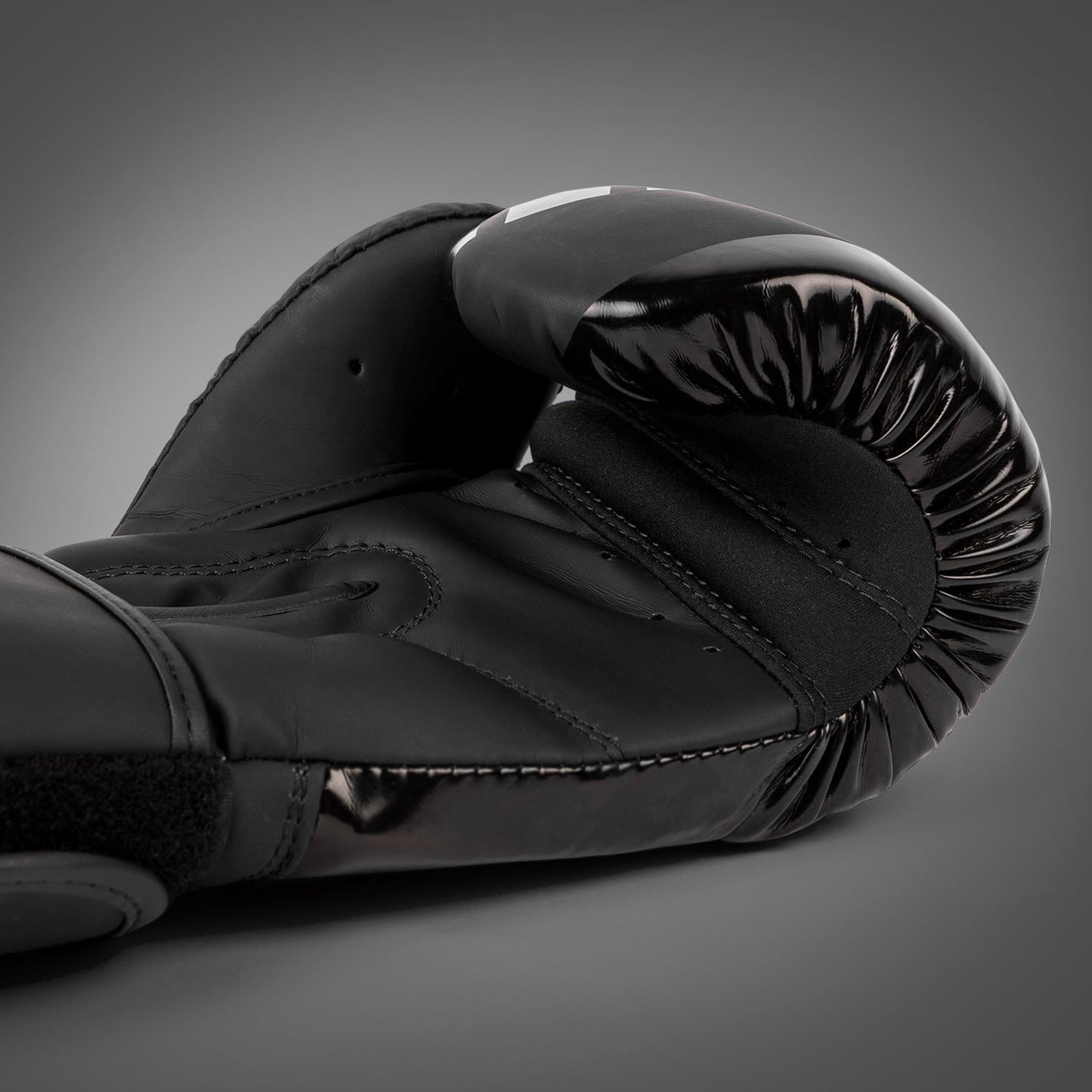 Venum Challenger 3.0 Shockwave 拳击手套–黑色