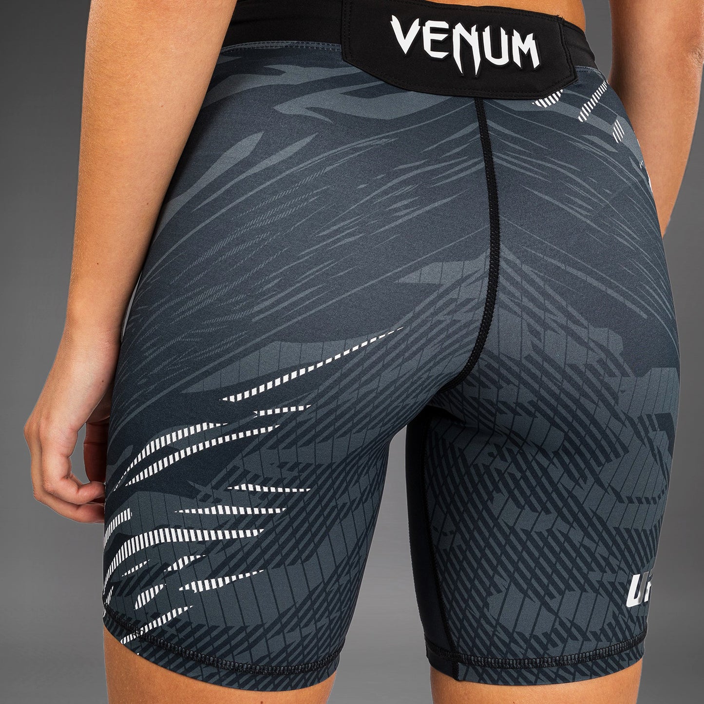 UFC Fusion by Venum 女士综合格斗短裤–长款–黑色