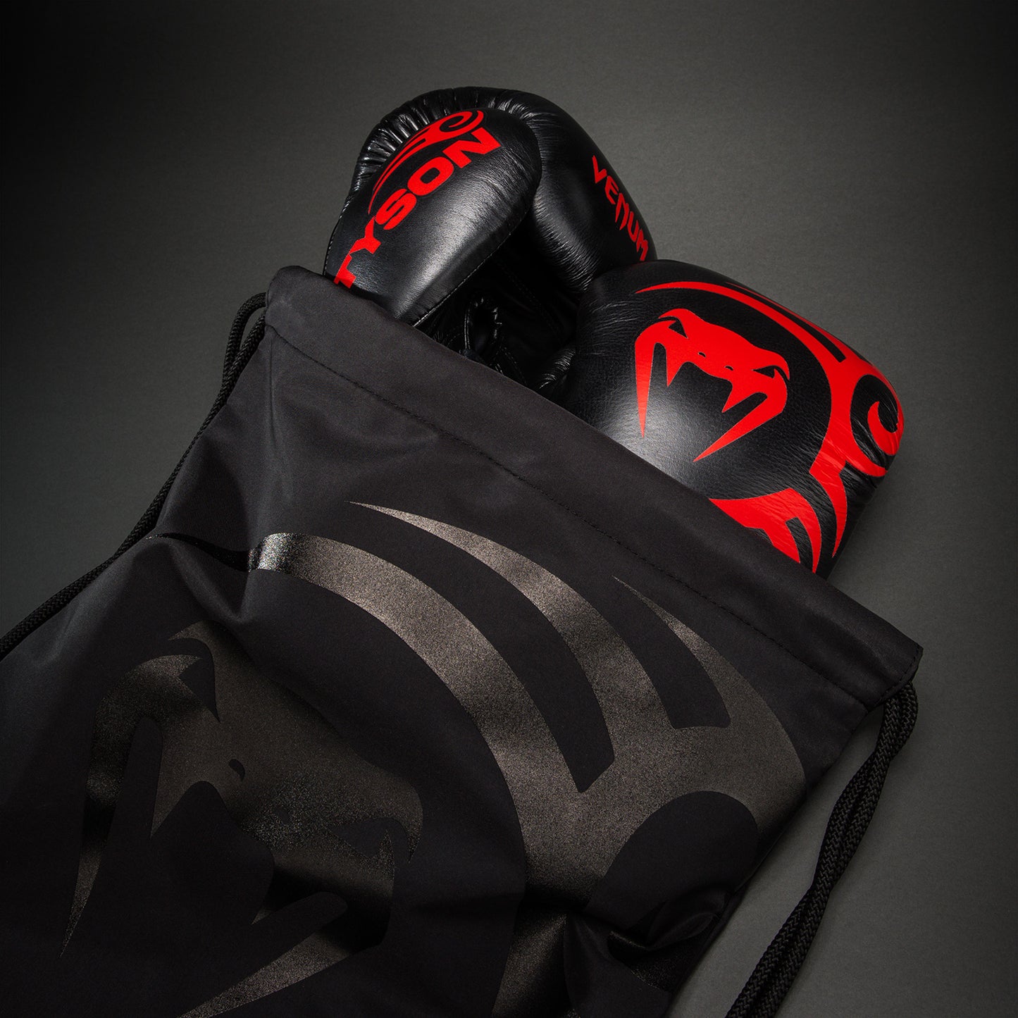 Venum Giant 2.0 Mike Tyson Pro 拳击手套带鞋带 – 黑色/红色