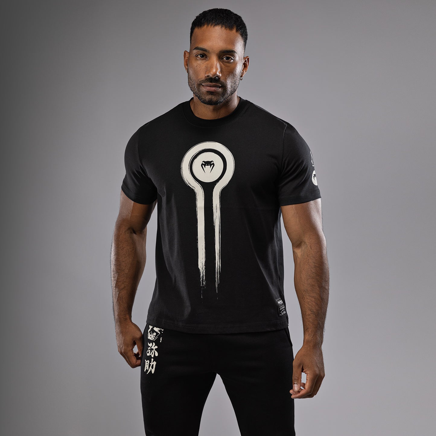 Venum x Assassin's Creed Shadows T恤 – 黑色