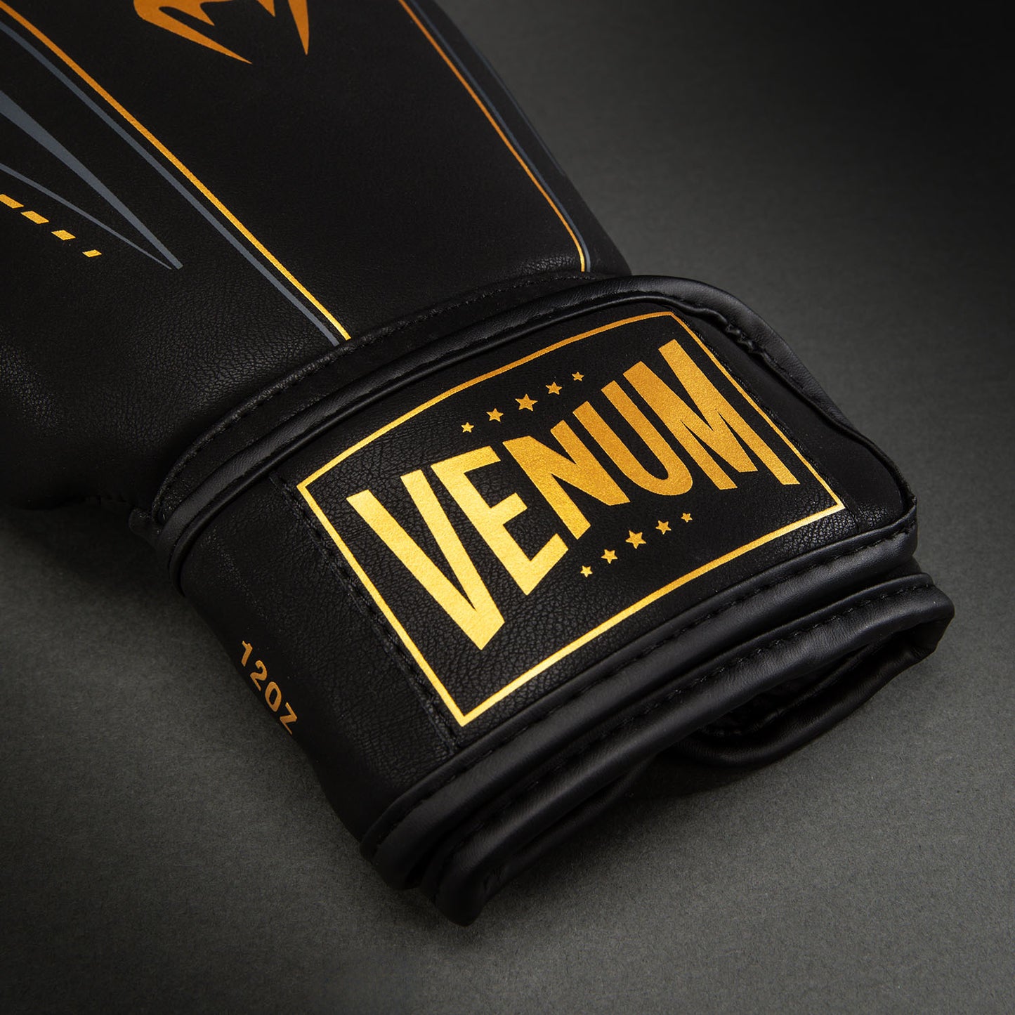 Venum Streamline 拳击手套 – 黑色/金色