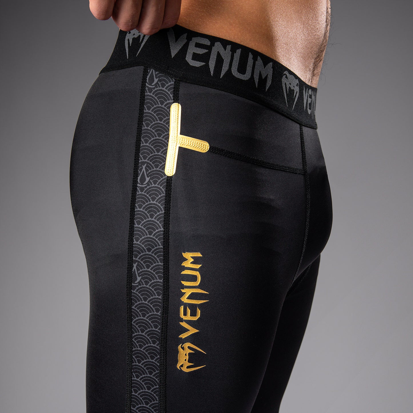 Venum x Assassin's Creed Shadows 紧身裤 – 黑色/金色