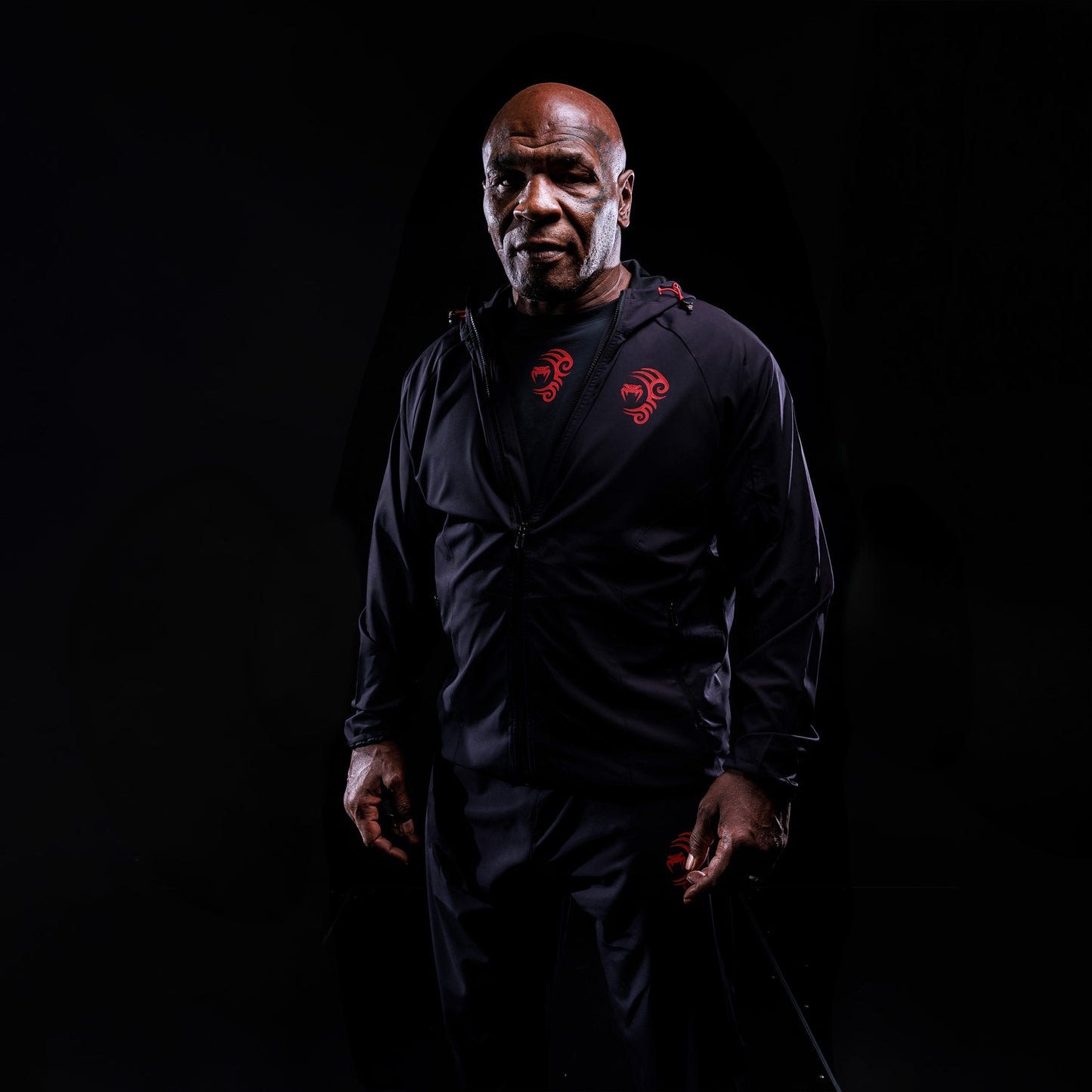 Venum x Mike Tyson: Tiger 运动夹克 – 深黑色/强烈红色