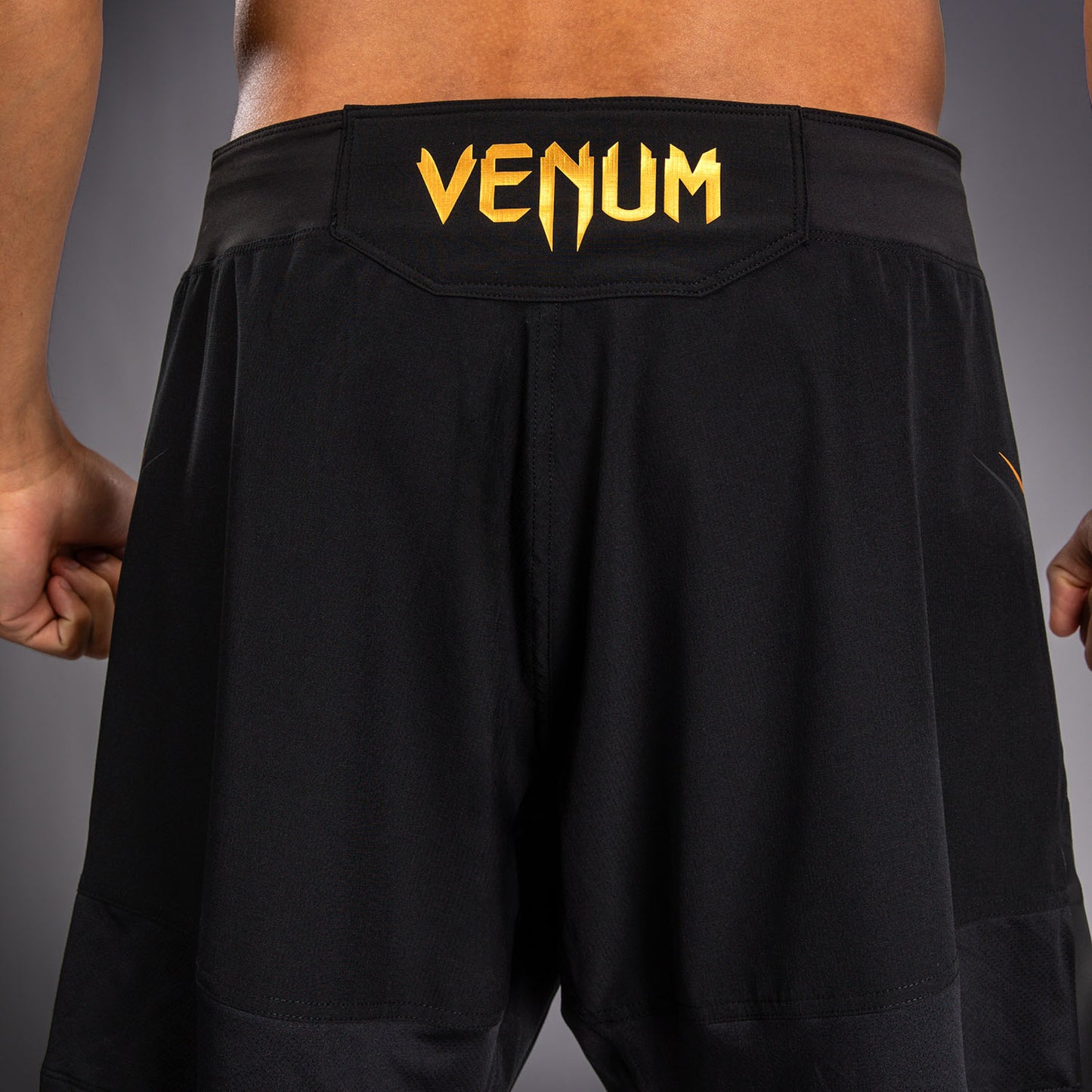 Venum G-Core格斗短裤 - 黑色/金色
