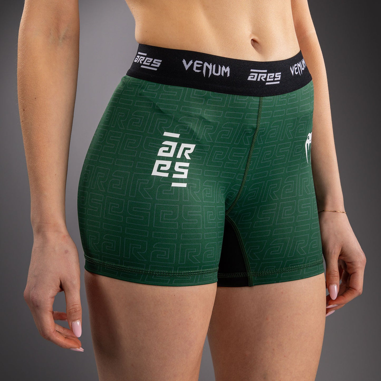 Venum x Ares 2.0 女士训练短裤 – 卡其色