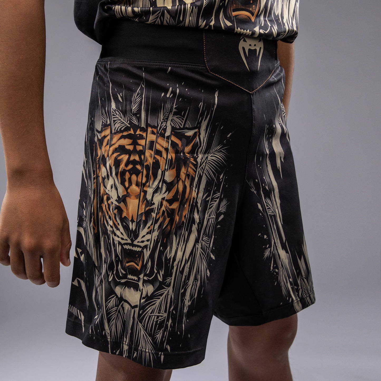 Venum Tiger 儿童格斗短裤 – 黑色/荧光橙色