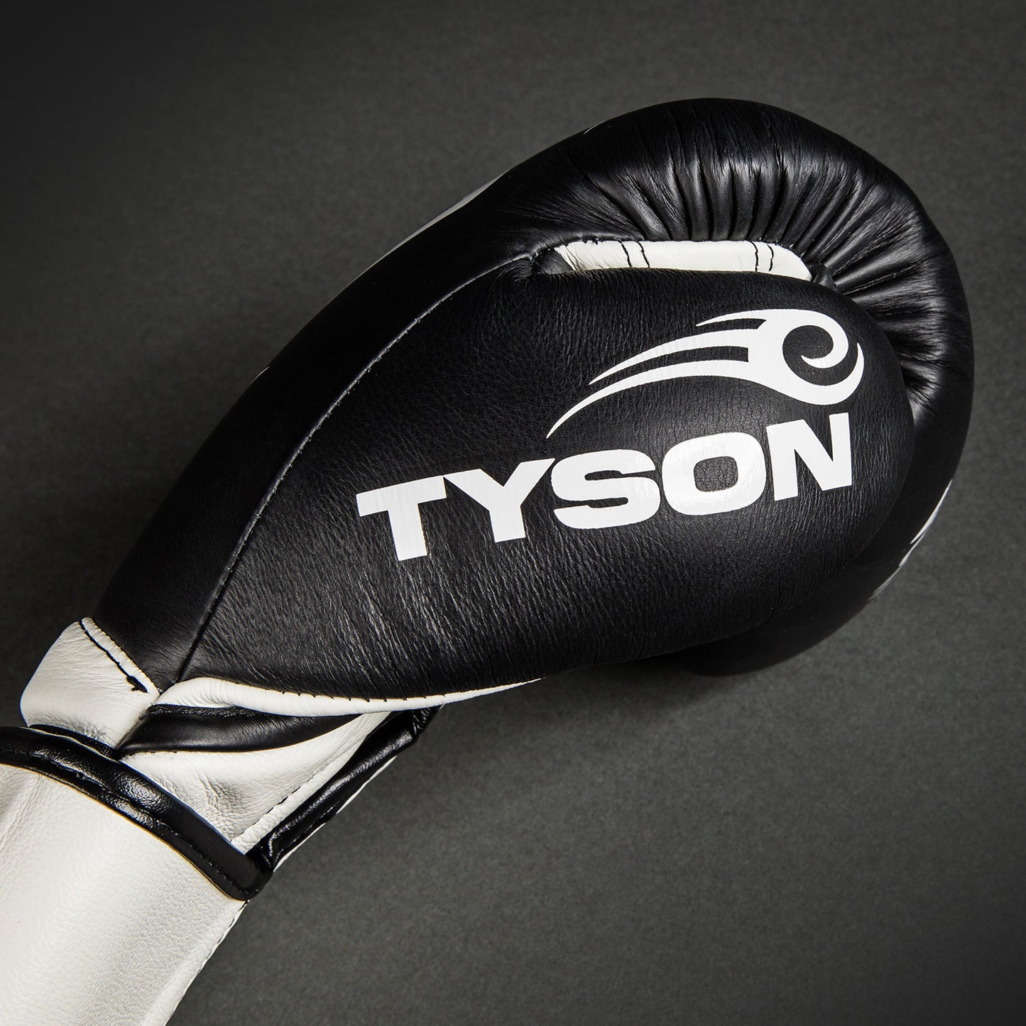 Venum Giant 2.0 Mike Tyson Pro 拳击手套 – 深黑色/光学白色