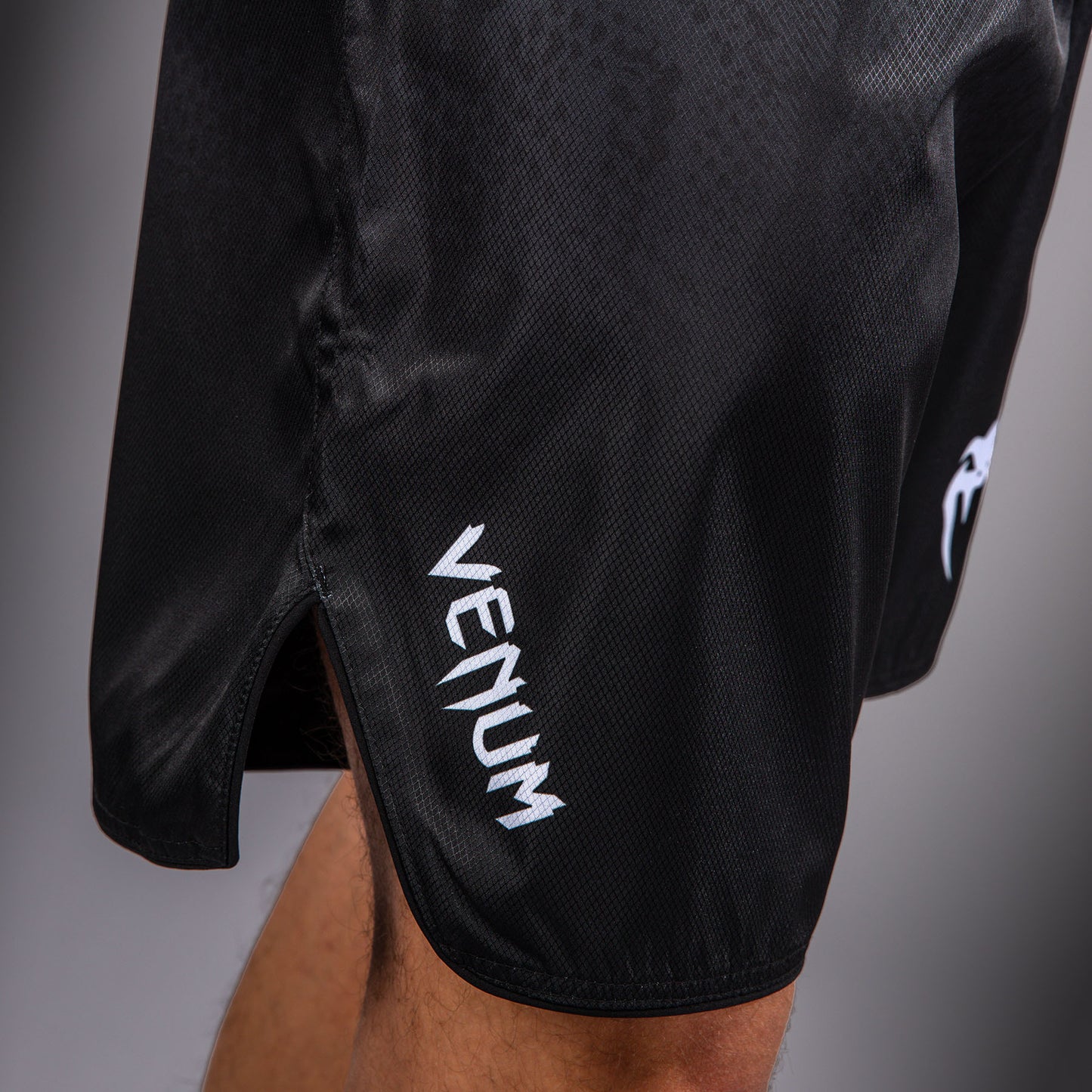 Venum Black Viper 格斗短裤 – 黑色