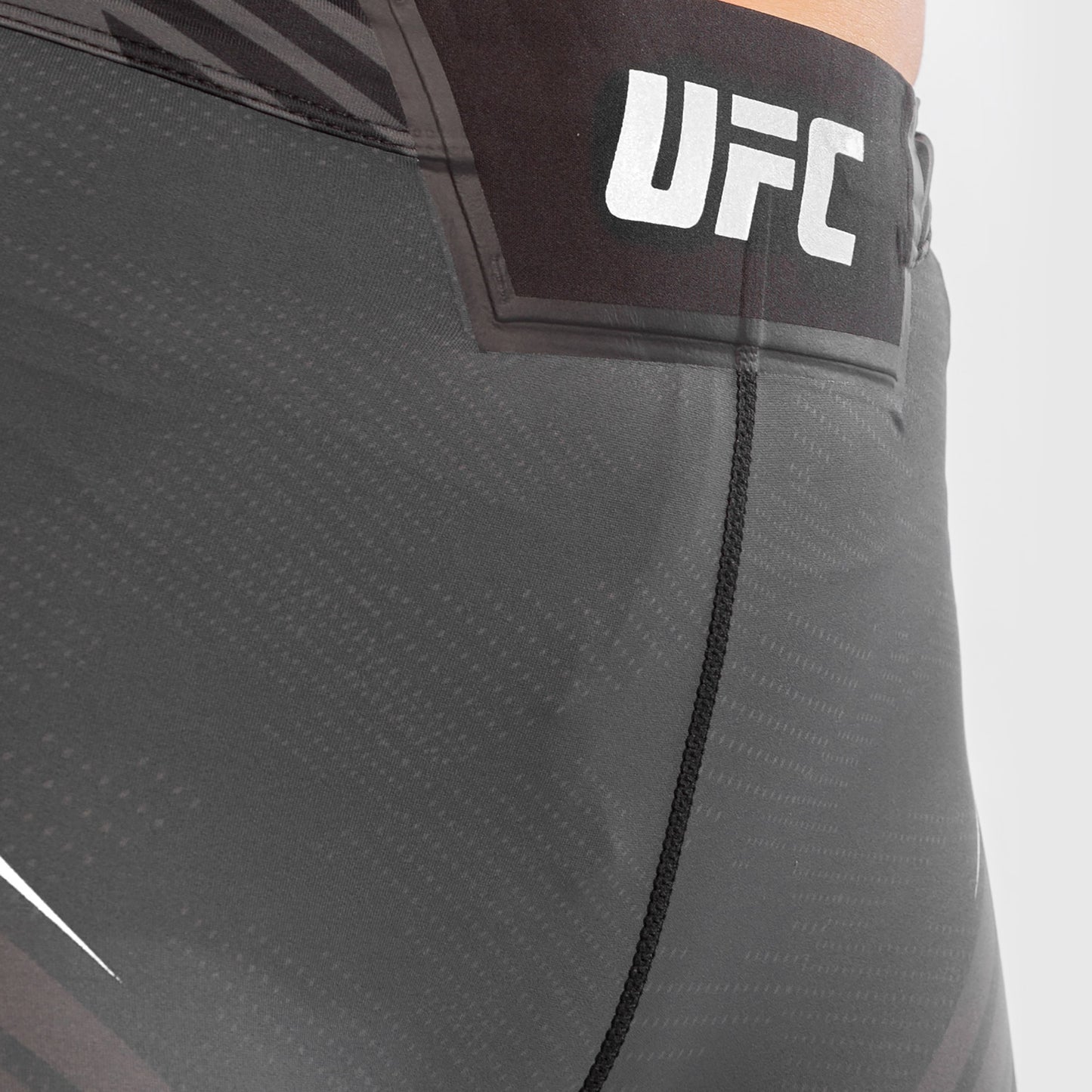 UFC Venum Authentic Fight Night 女士综合格斗短裤 – 长款 – 黑色