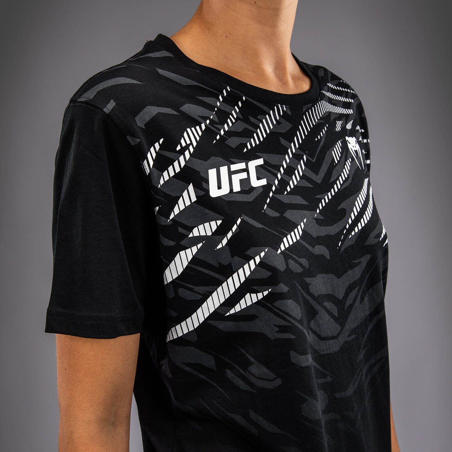 UFC Fusion by Venum 女士款短袖T恤 – 黑色