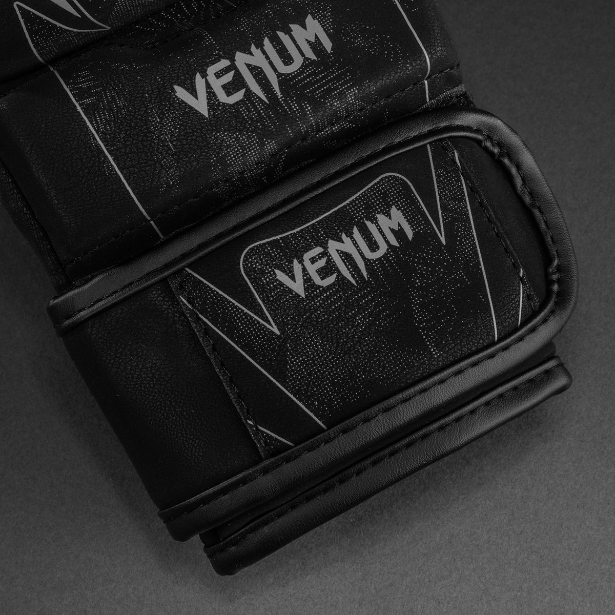 Venum Amazonia Reborn MMA实战训练手套 - 黑色/灰色