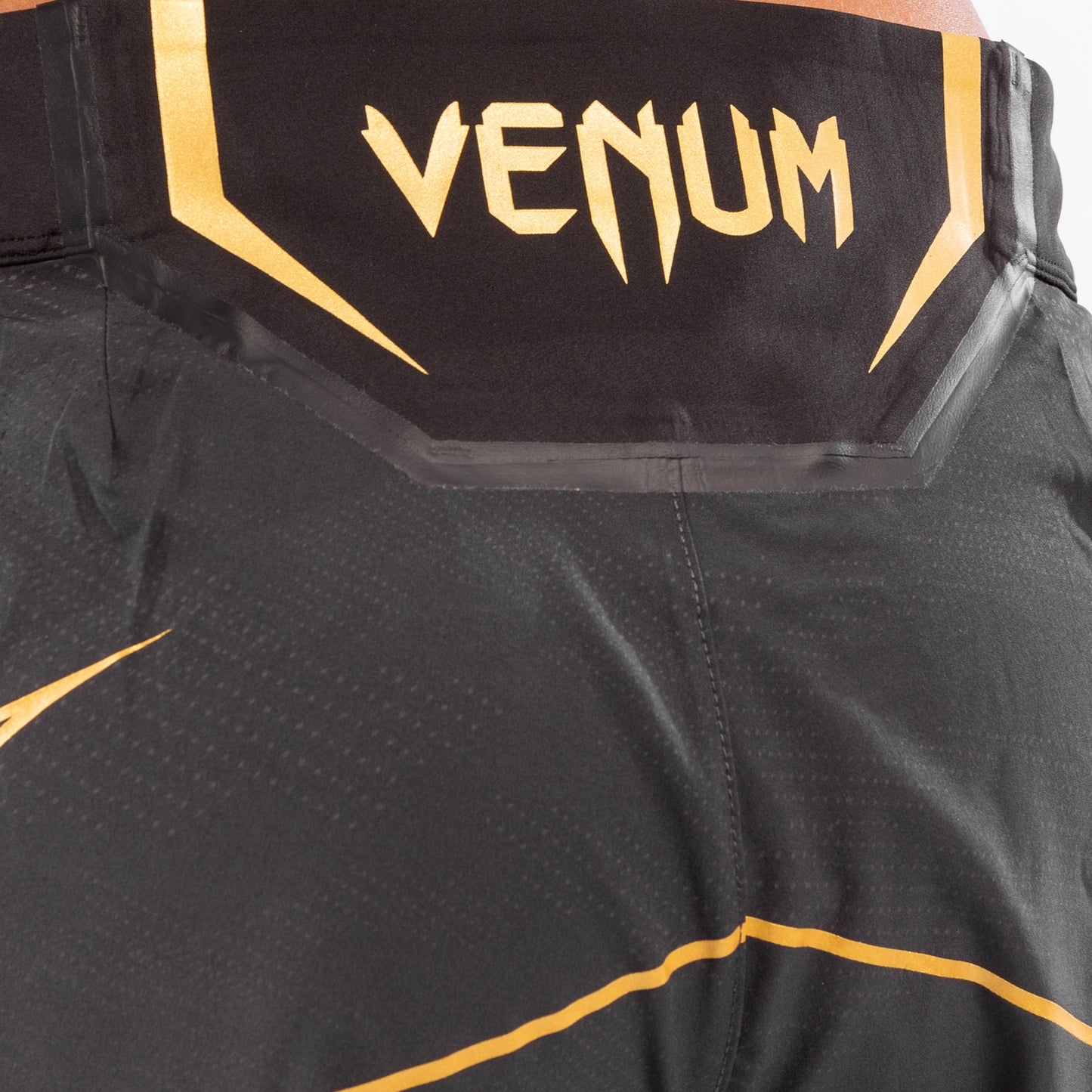 UFC Venum Authentic Fight Night 女士格斗短裤 – 短款 – 冠军款