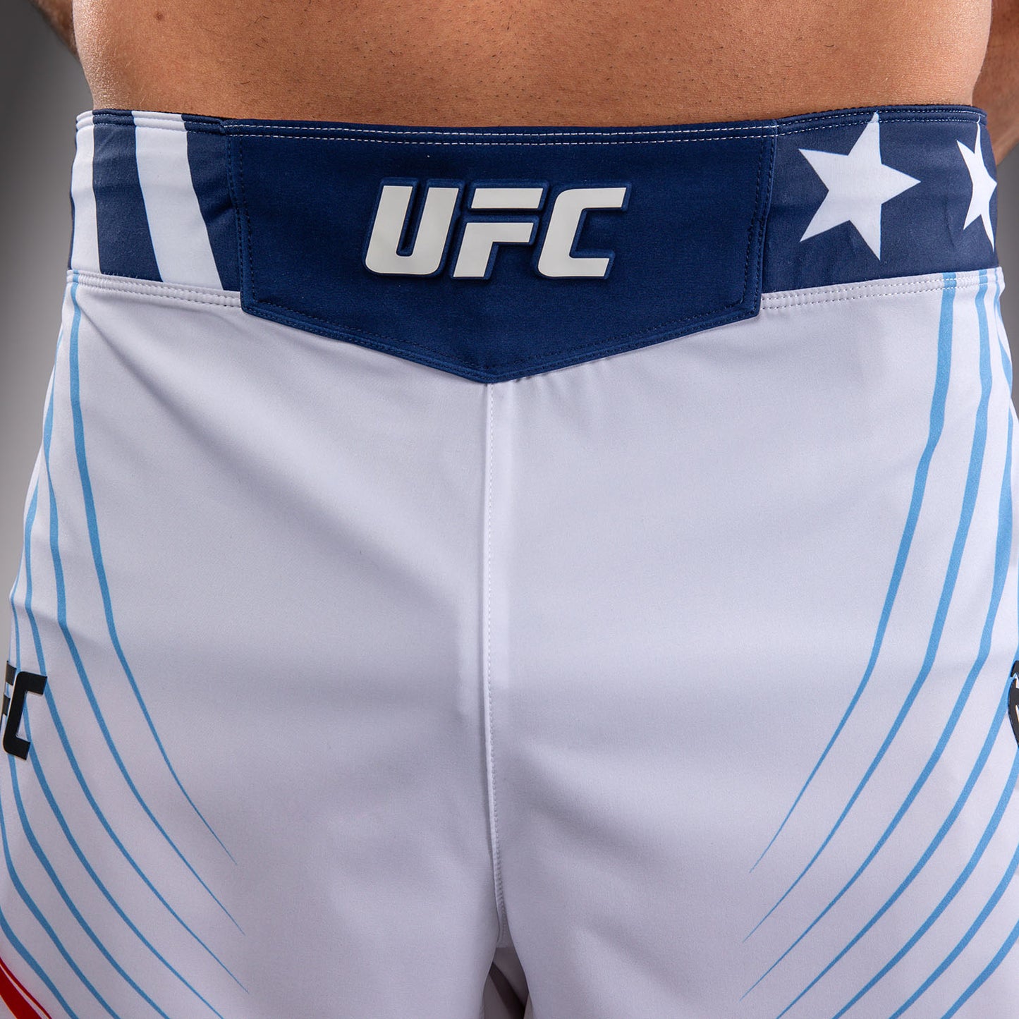 Official UFC Freedom 250 by Venum 男士 Authentic Fight Night 短款格斗短裤 - 白色