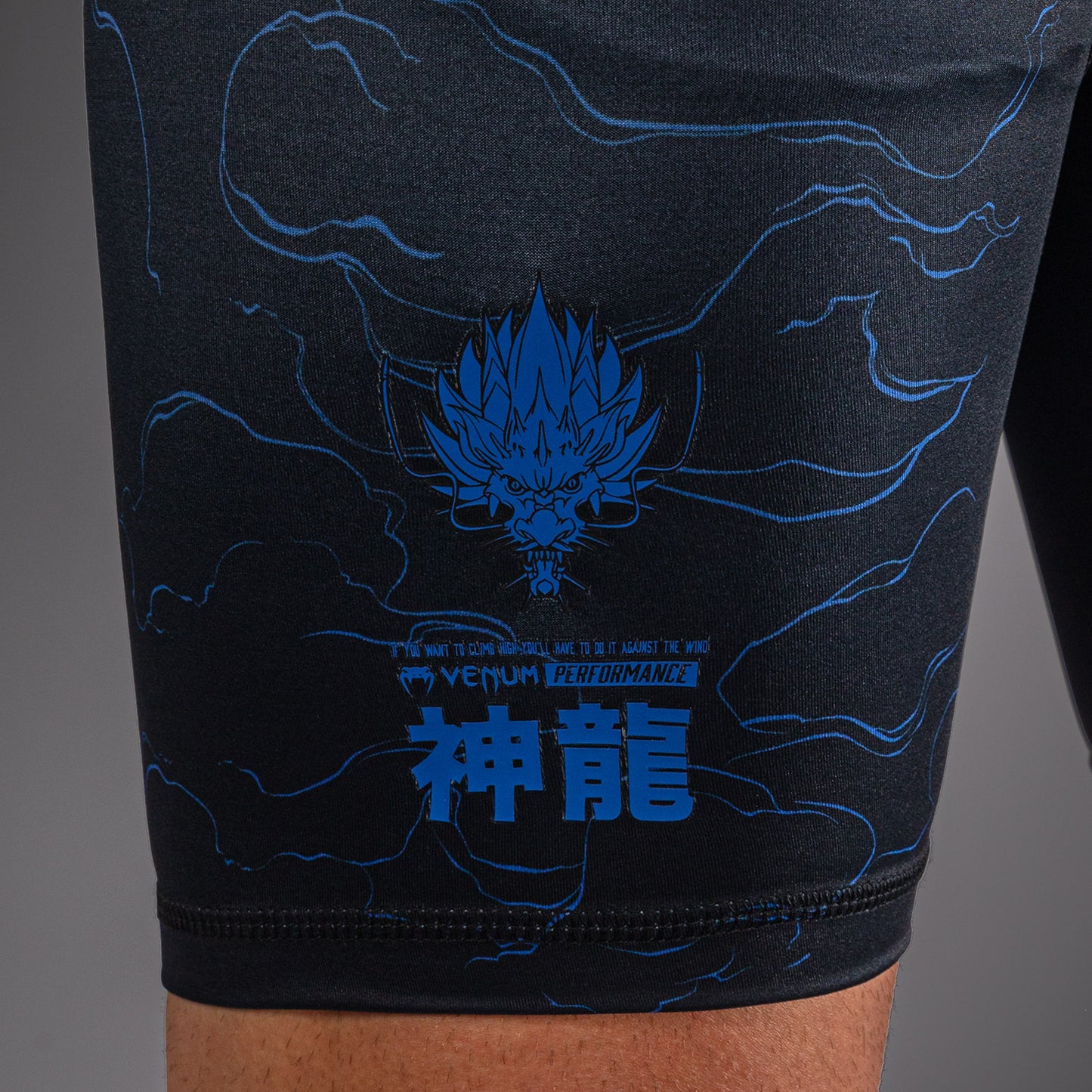 Venum Thunder Dragon 综合格斗短裤 – 黑色/皇室蓝