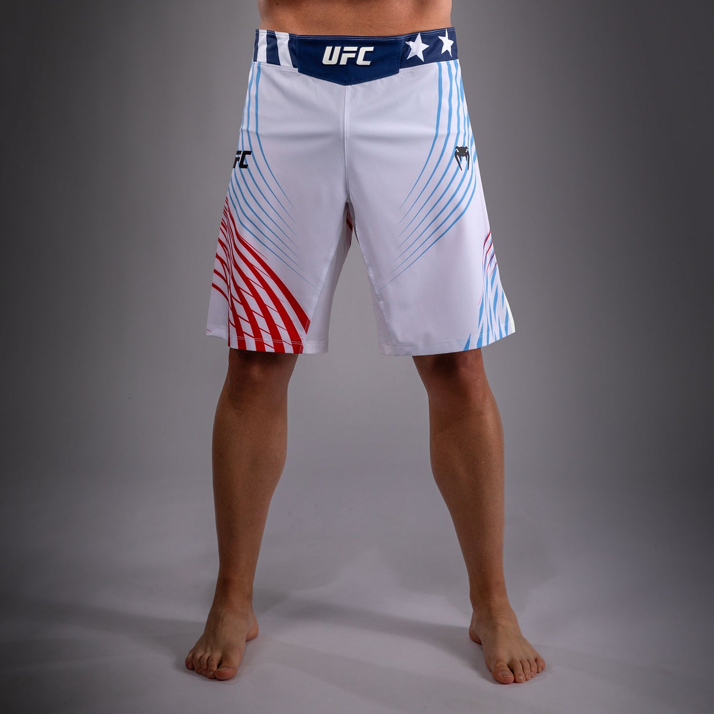 Official UFC Freedom 250 by Venum 男士 Authentic Fight Night 长款格斗短裤 - 白色