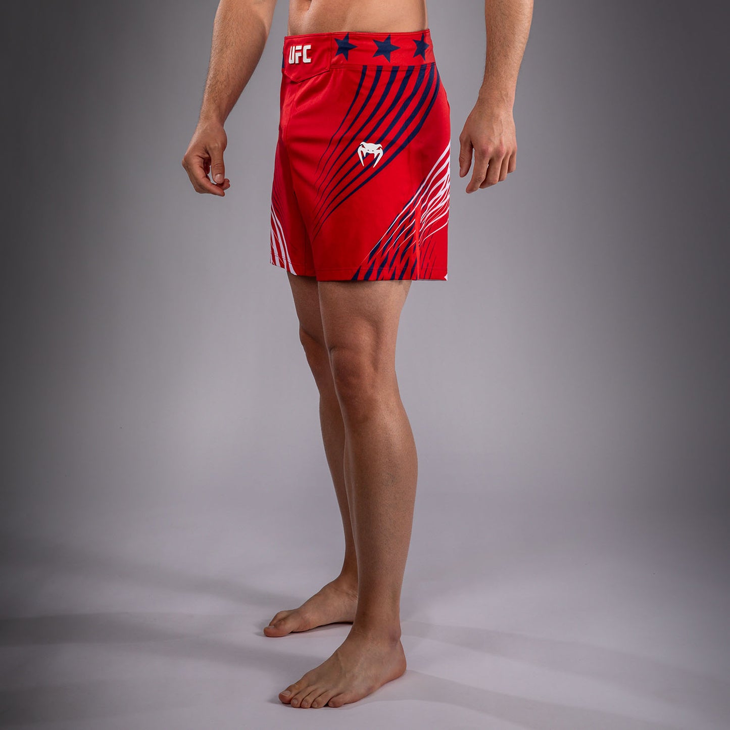 Official UFC Freedom 250 by Venum 男士 Authentic Fight Night 短款格斗短裤 - 红色