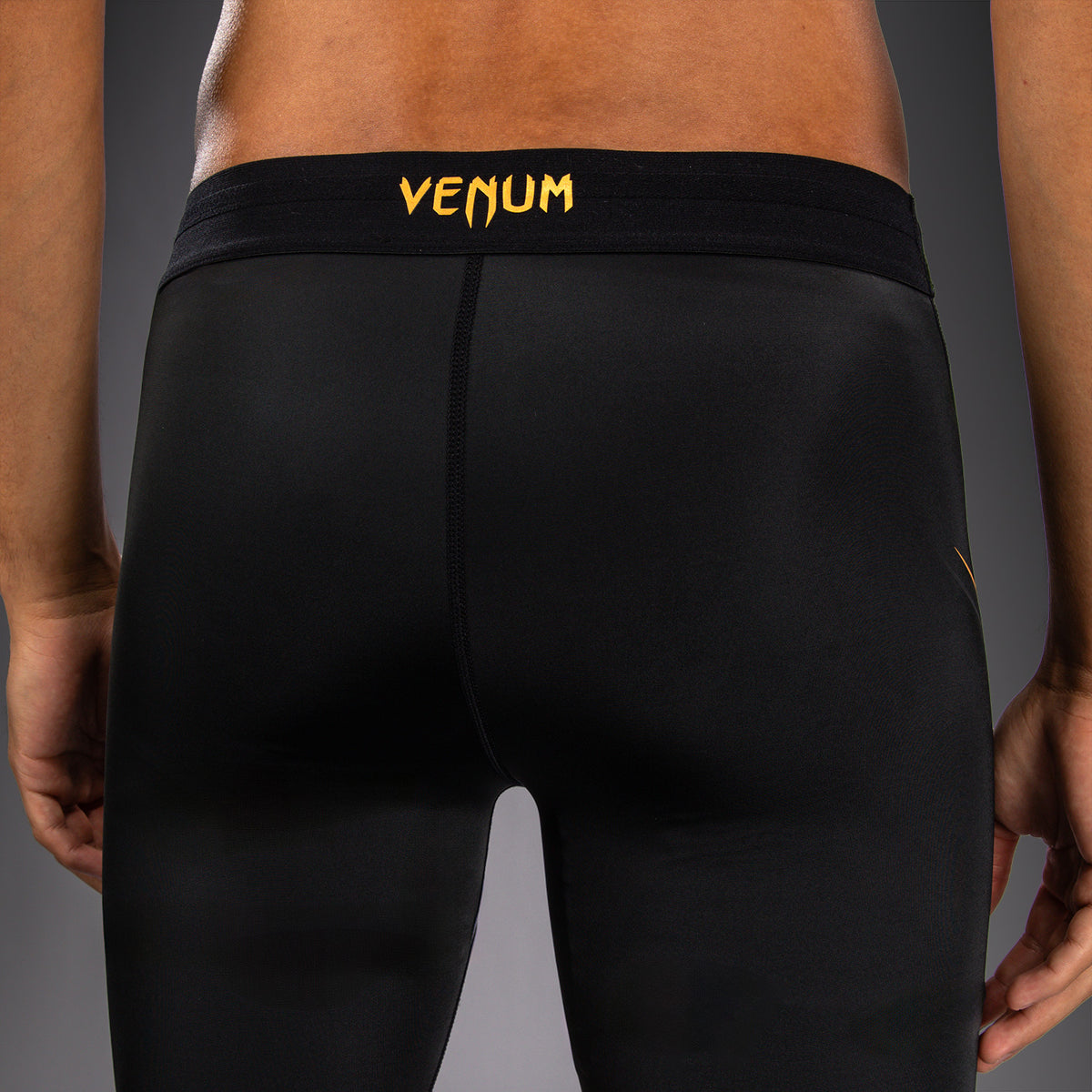 Venum G-Core Vale Tudo 综合格斗短裤 - 黑色/金色