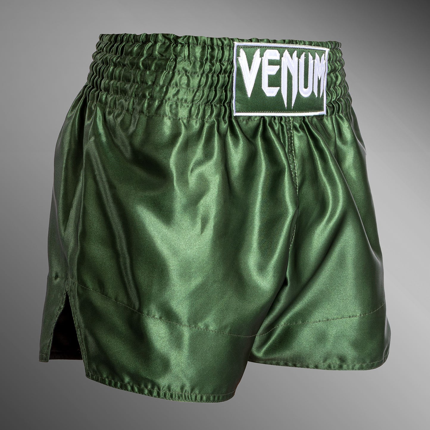 Venum Classic 泰拳短裤 – 卡其色/白色