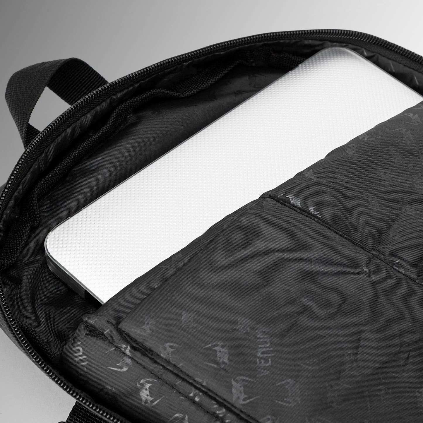 Venum Challenger Pro Evo 背包 (20-25L) – 卡其色/黑色