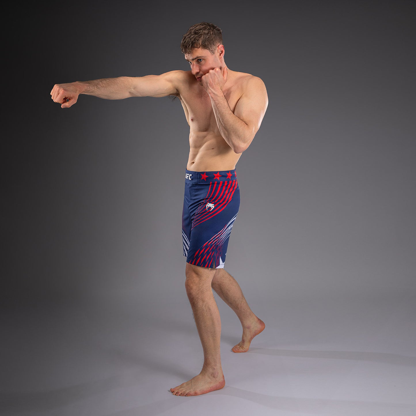 Official UFC Freedom 250 by Venum 男士 Authentic Fight Night 长款格斗短裤 - 蓝色