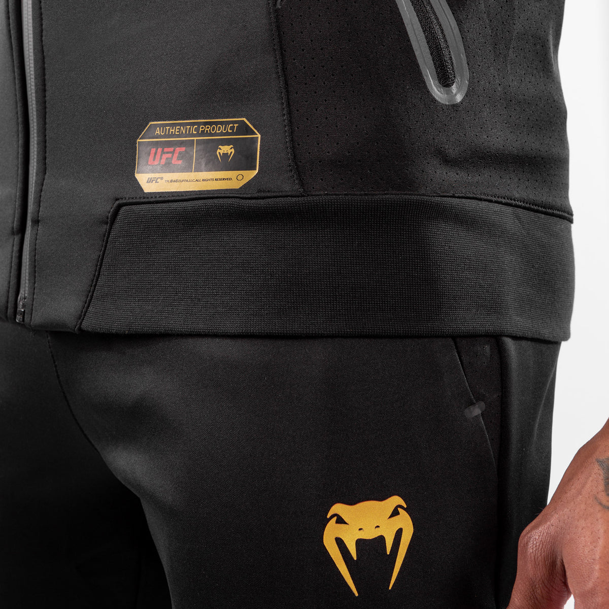 Venum UFC Authentic Fight Night 男士出场连帽衫 – Champion