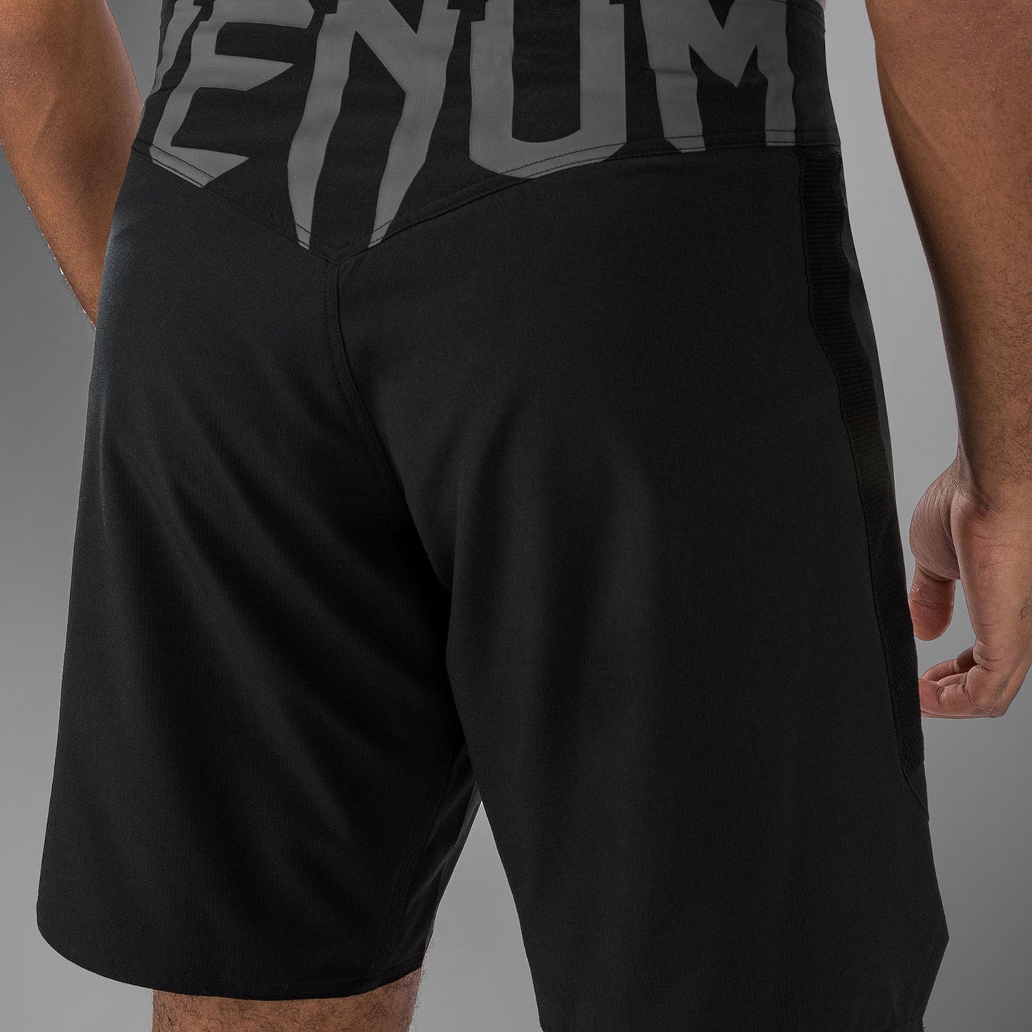 Venum Light 5.0 格斗短裤 – 黑色/白色