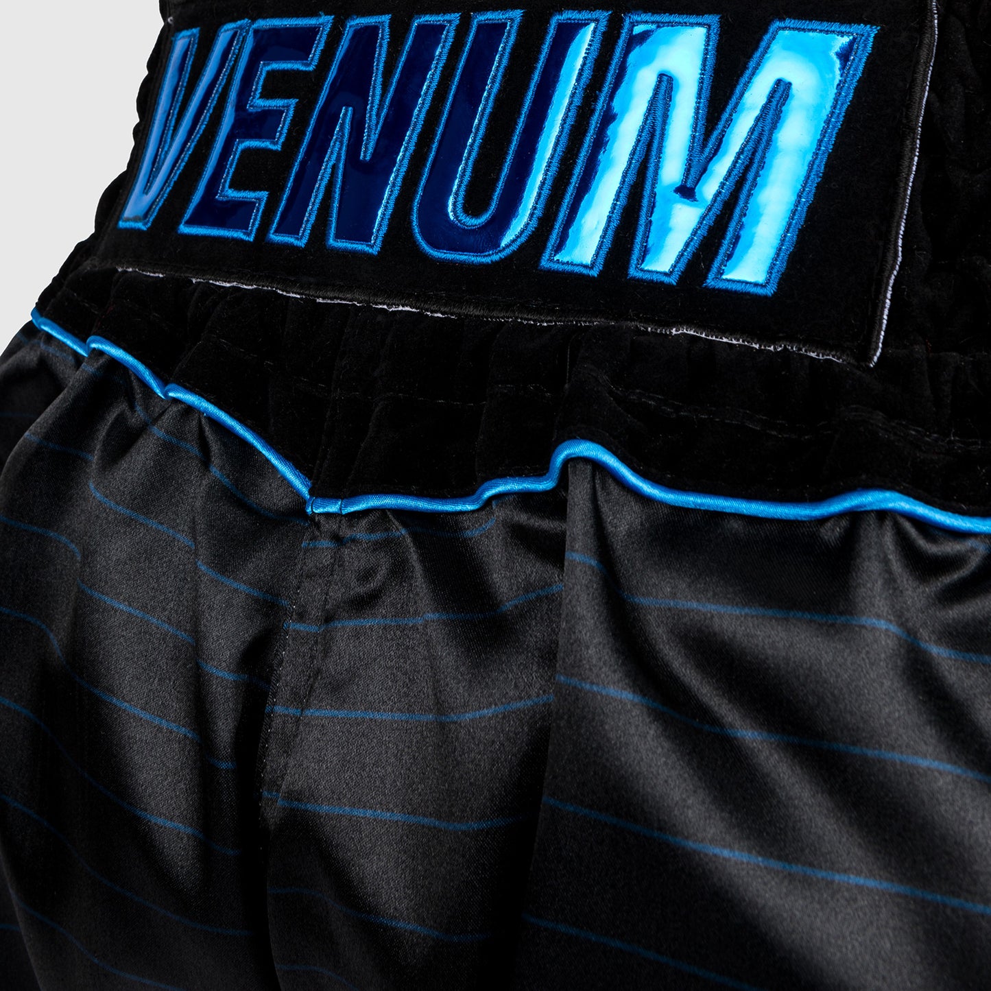 Venum Attack 泰拳短裤 – 黑色/蓝色
