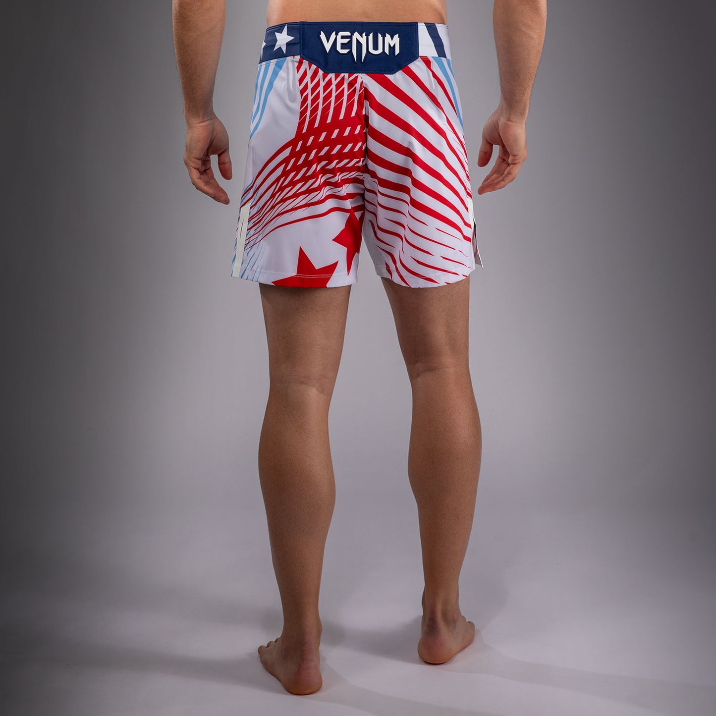 Official UFC Freedom 250 by Venum 男士 Authentic Fight Night 短款格斗短裤 - 白色