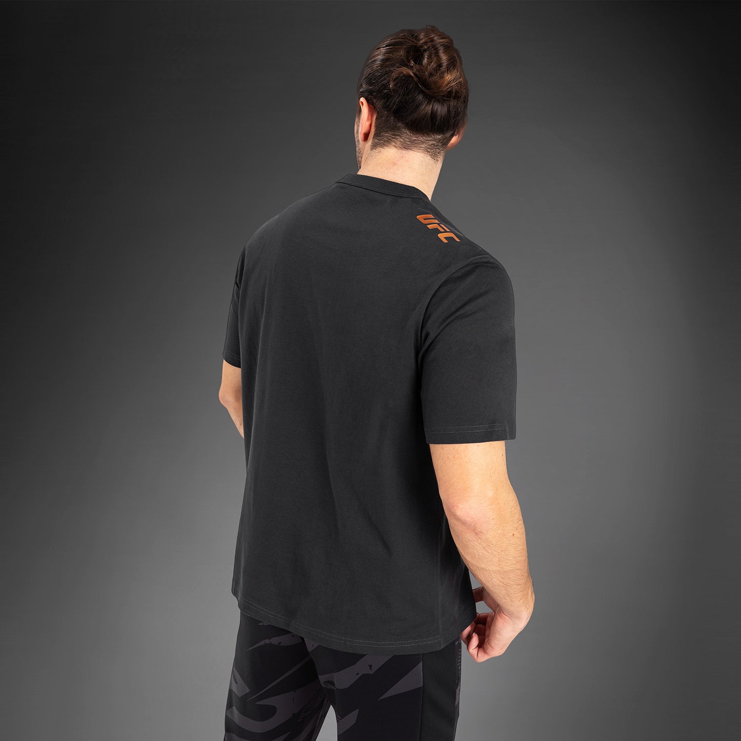 UFC Adrenaline by Venum Fight Week 男士短袖T恤 – 炭灰色