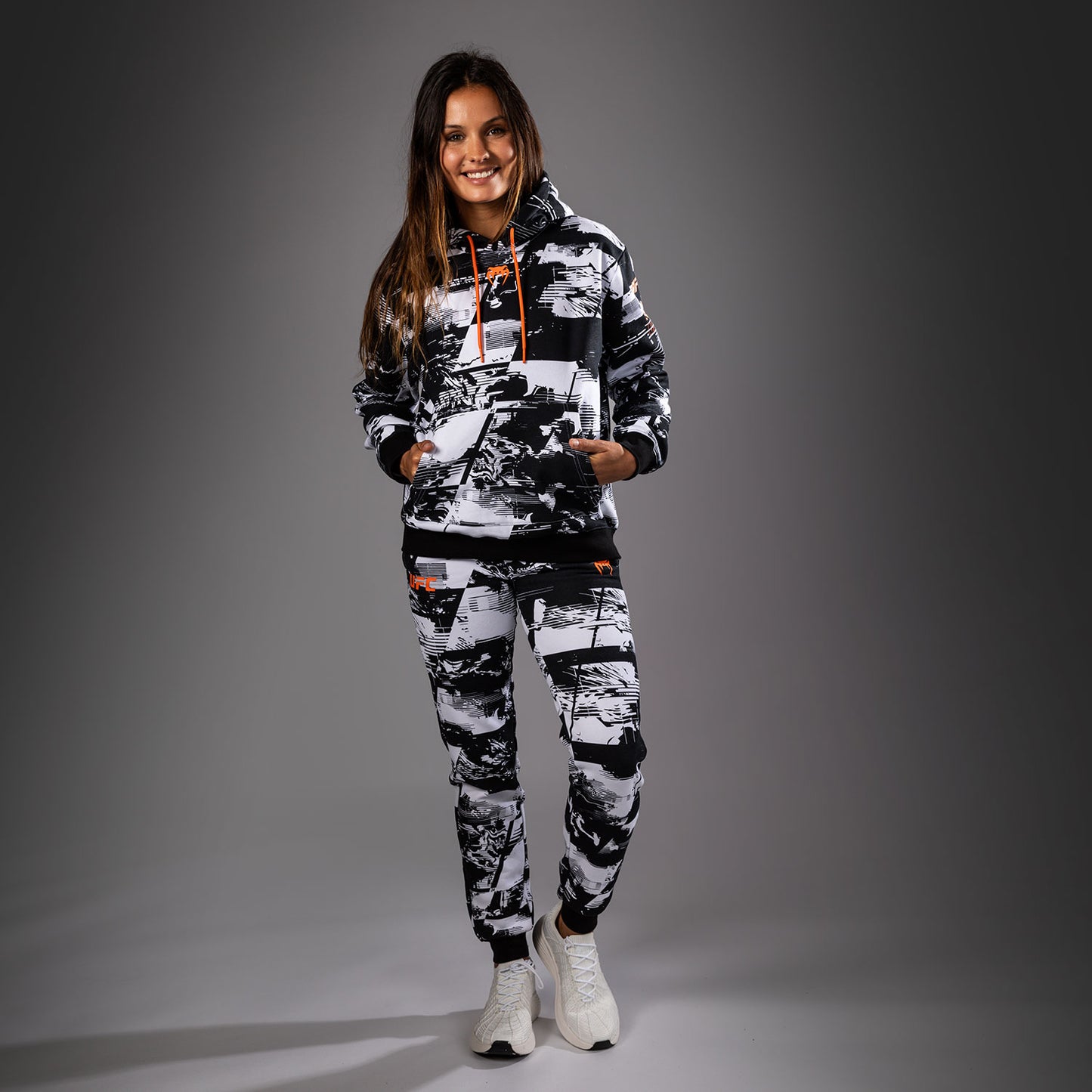 Women's UFC Zenith by Venum 白色 Authentic Fight Week 连帽衫