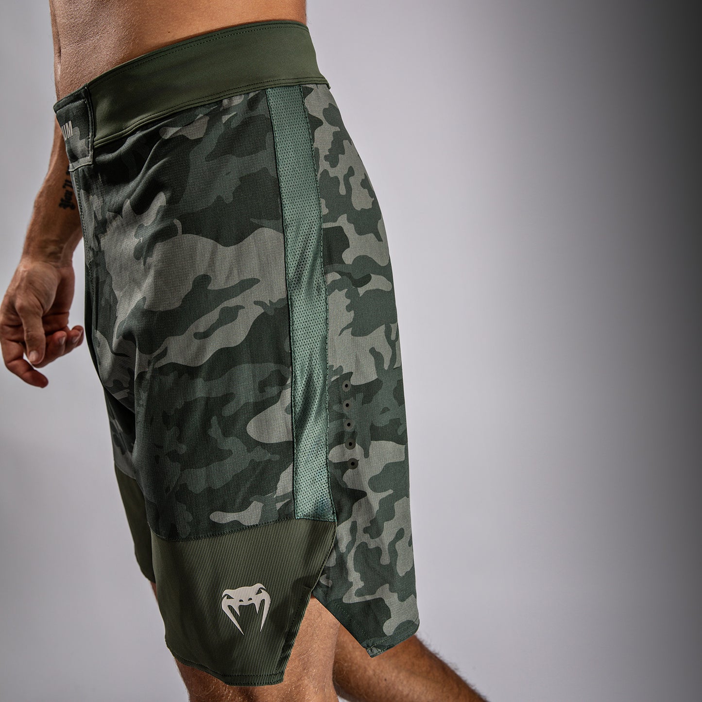 Venum G-Fit Air 男士格斗短裤 – 军绿色迷彩
