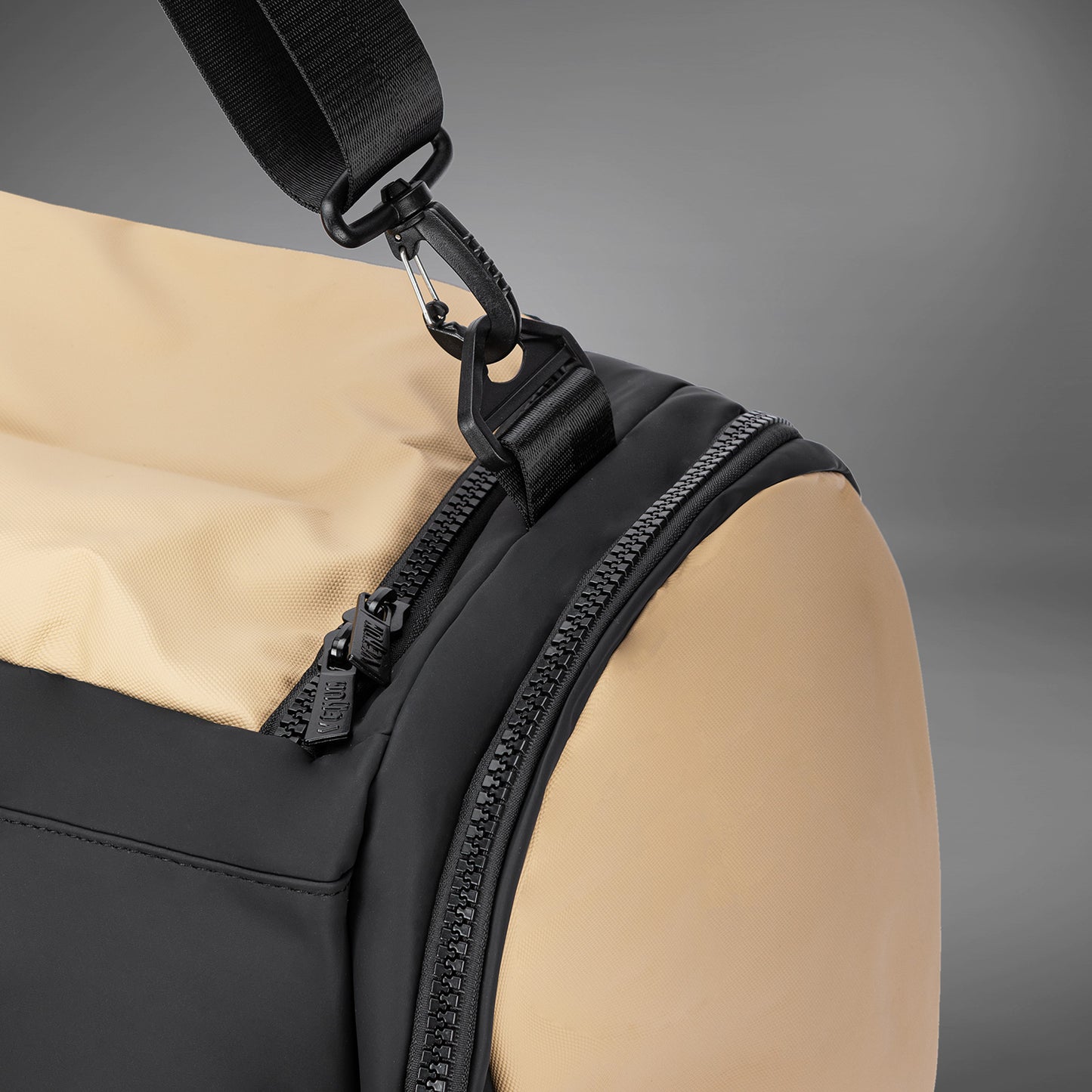 Venum Evo 2 Trainer Lite 运动包 (55-63L) – 黑色/沙色