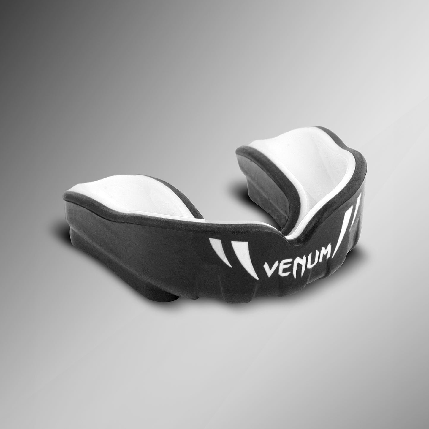 Venum Challenger 儿童款护齿 – 黑色/白色