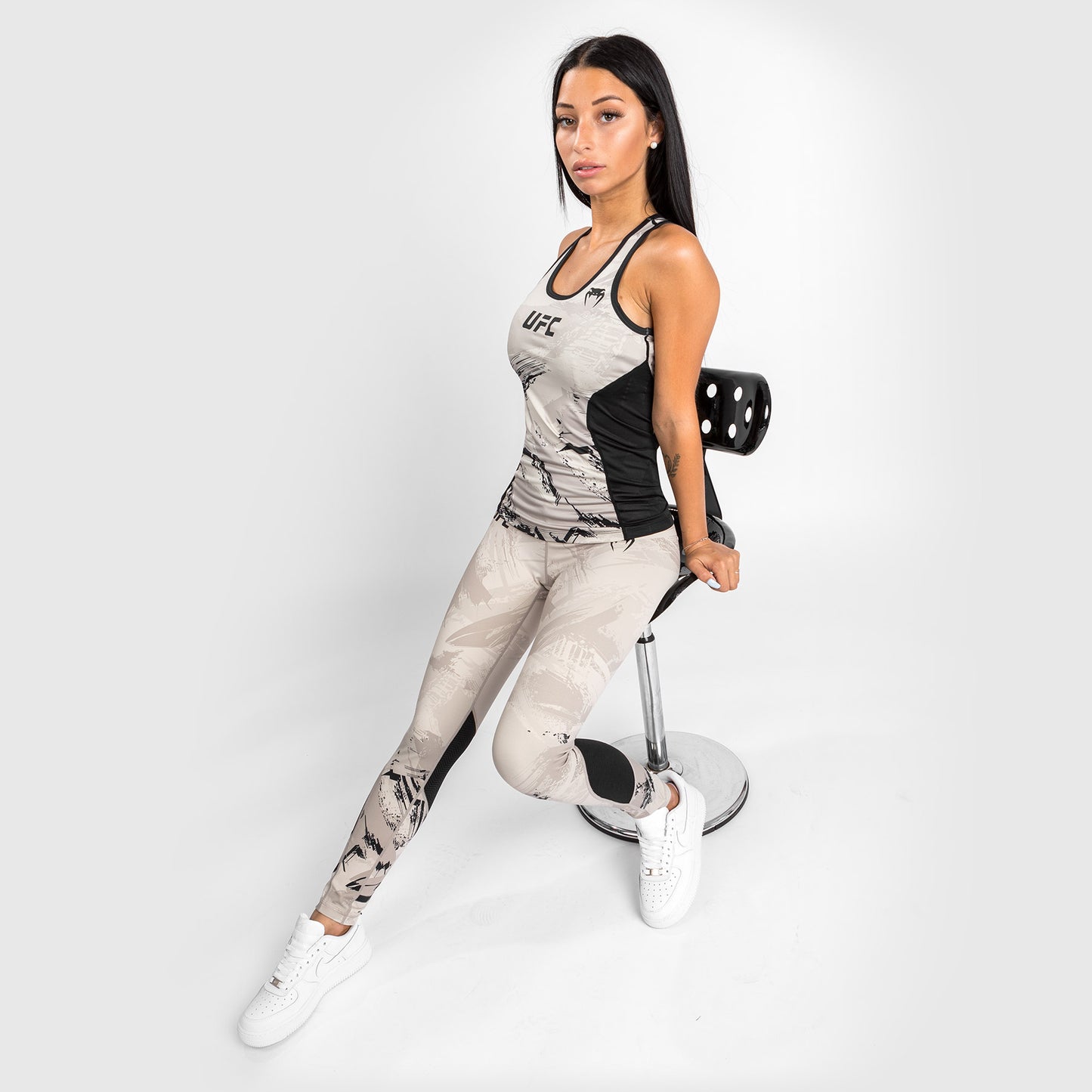 UFC Venum Authentic Fight Week 女士款 2.0性能背心 – 沙色/黑色
