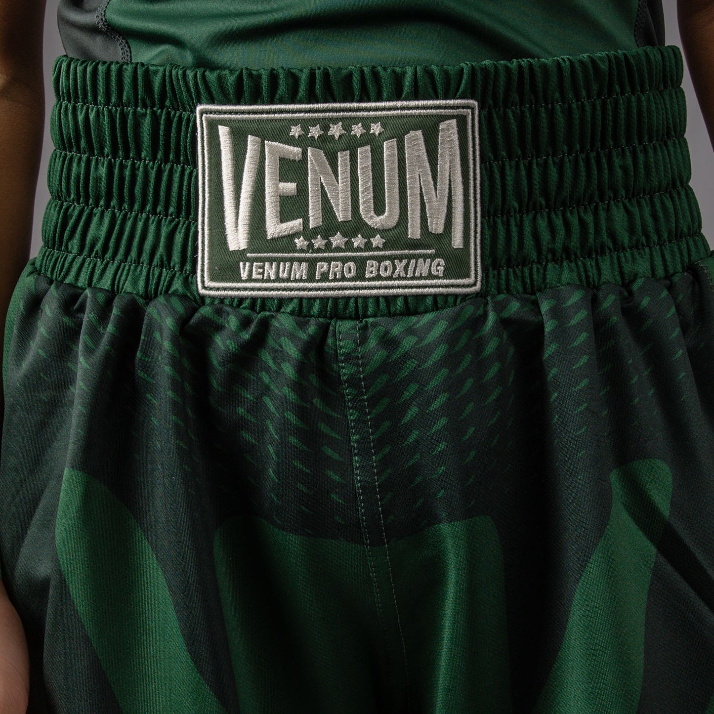 Venum Attack 儿童拳击短裤 – 森林绿/奶白色
