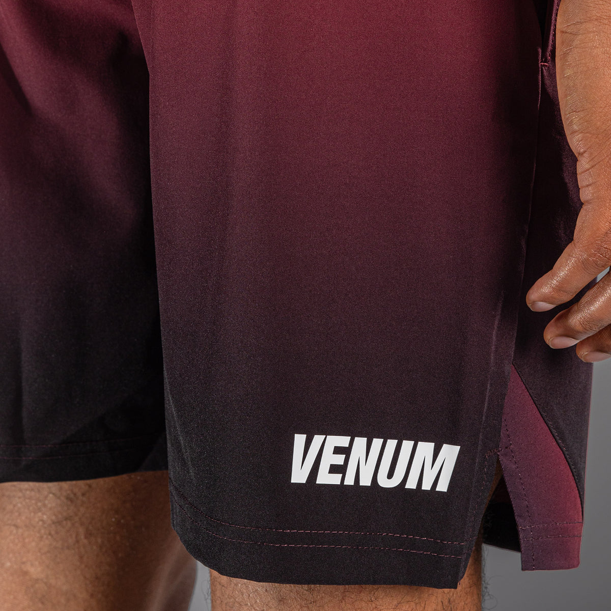 Venum Giant Shift 训练短裤 - 黑色/红色