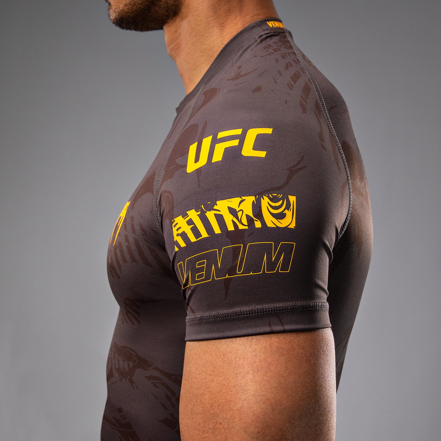 UFC Fusion by Venum Fight Week 男士款短袖紧身防磨衣 – 沙色
