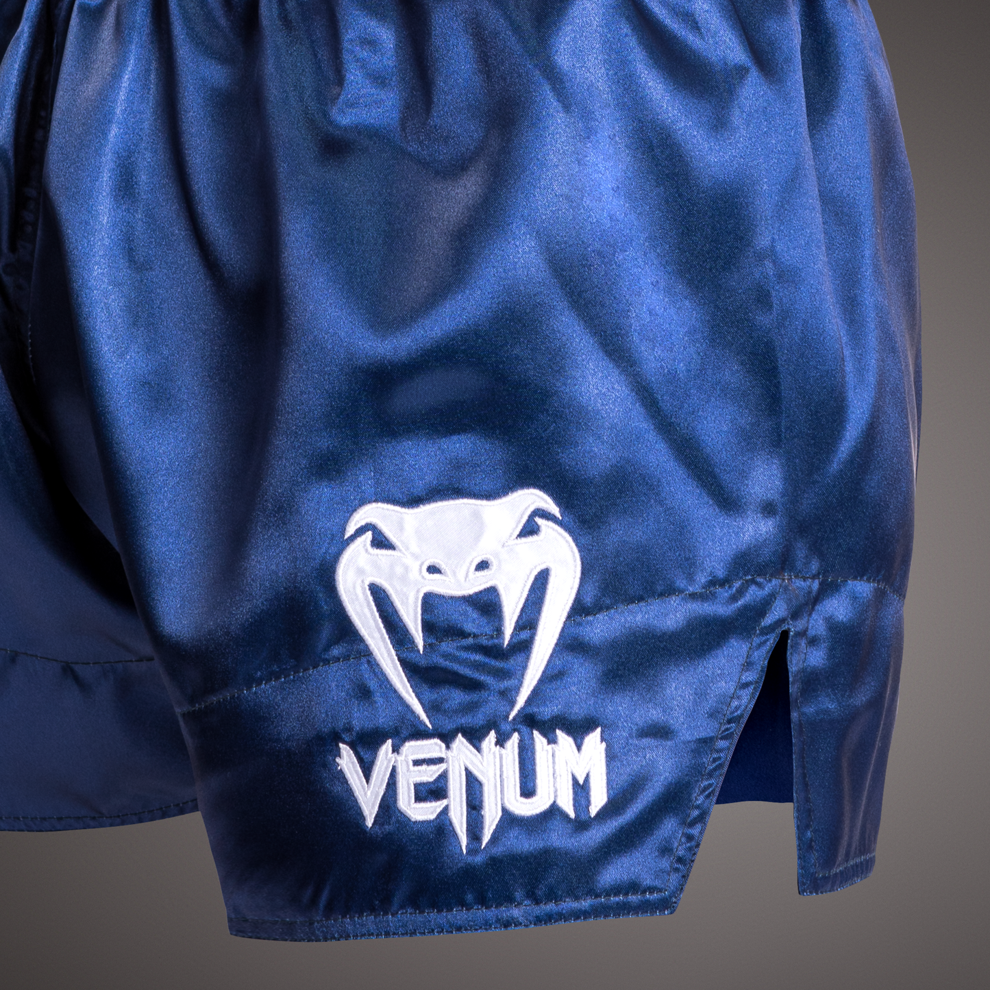 Venum Classic 泰拳短裤 – 蓝色/红色/白色