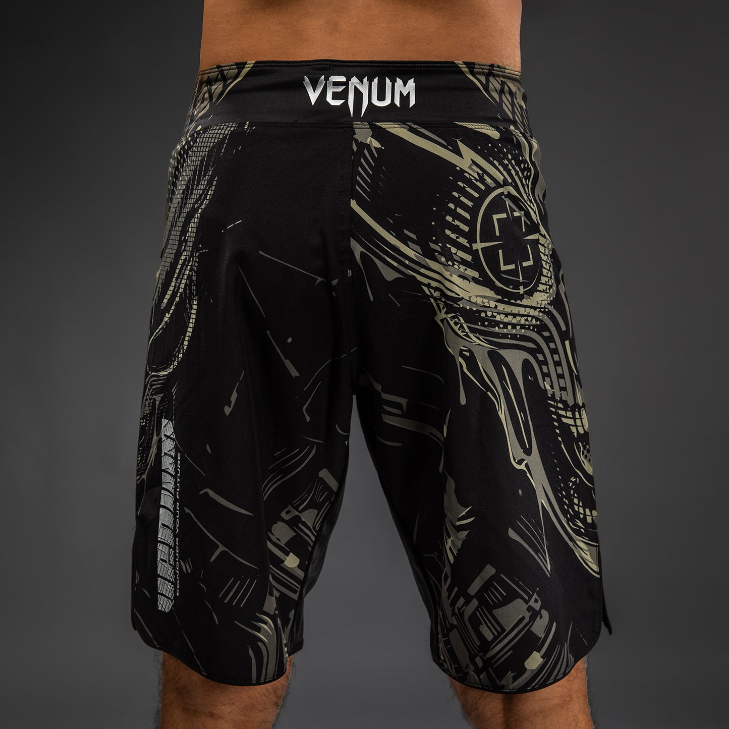 Venum Invader 格斗短裤 – 黑色/沙色