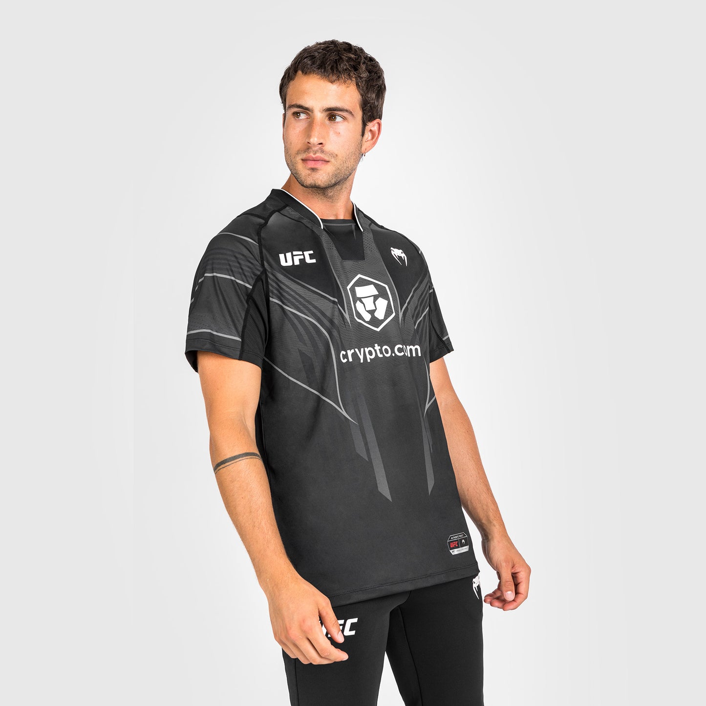 UFC Venum Authentic Fight Night 2.0 Kit 男士走场T恤 – 黑色