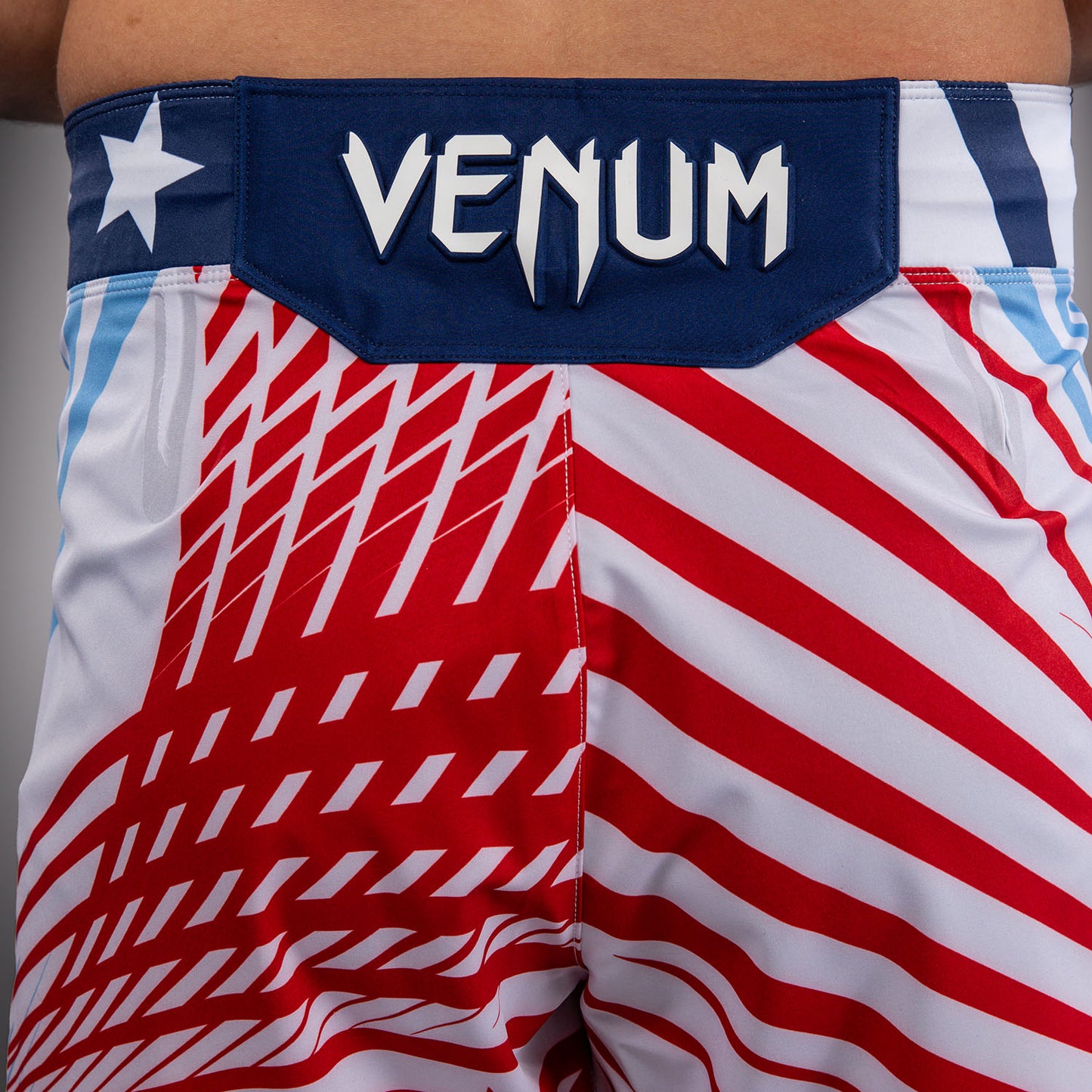 Official UFC Freedom 250 by Venum 男士 Authentic Fight Night 短款格斗短裤 - 白色