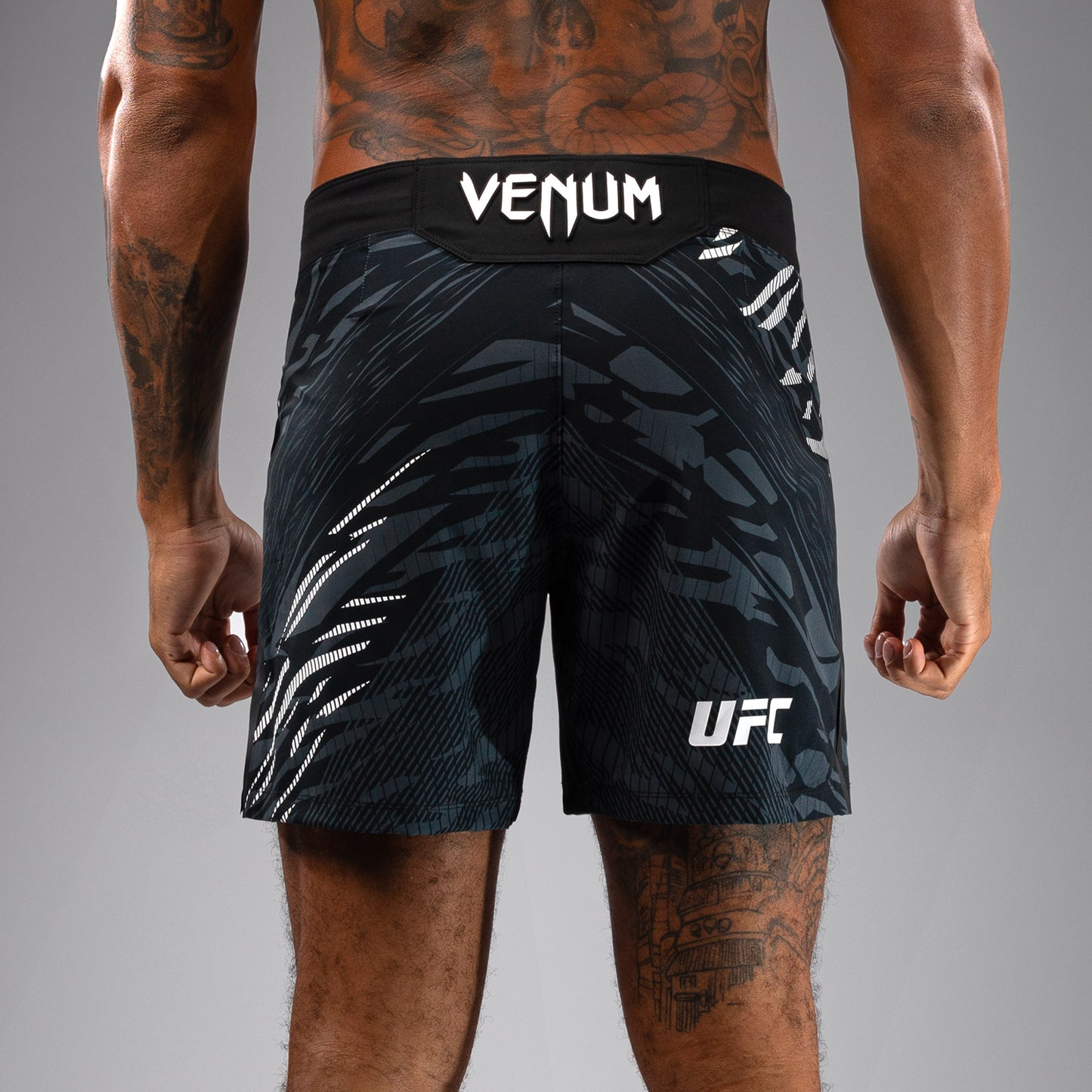 UFC Fusion by Venum Authentic Fight Night 男士格斗短裤 – 短款 – 黑色