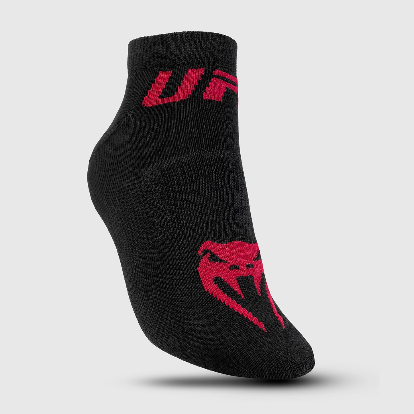 UFC Venum Authentic Fight Week 男士款性能袜 – 黑色/红色