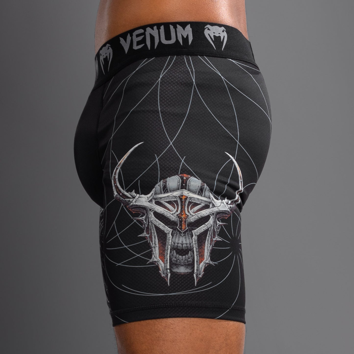 Venum Gladiator 5.0 男士综合格斗短裤 – 黑色/银色