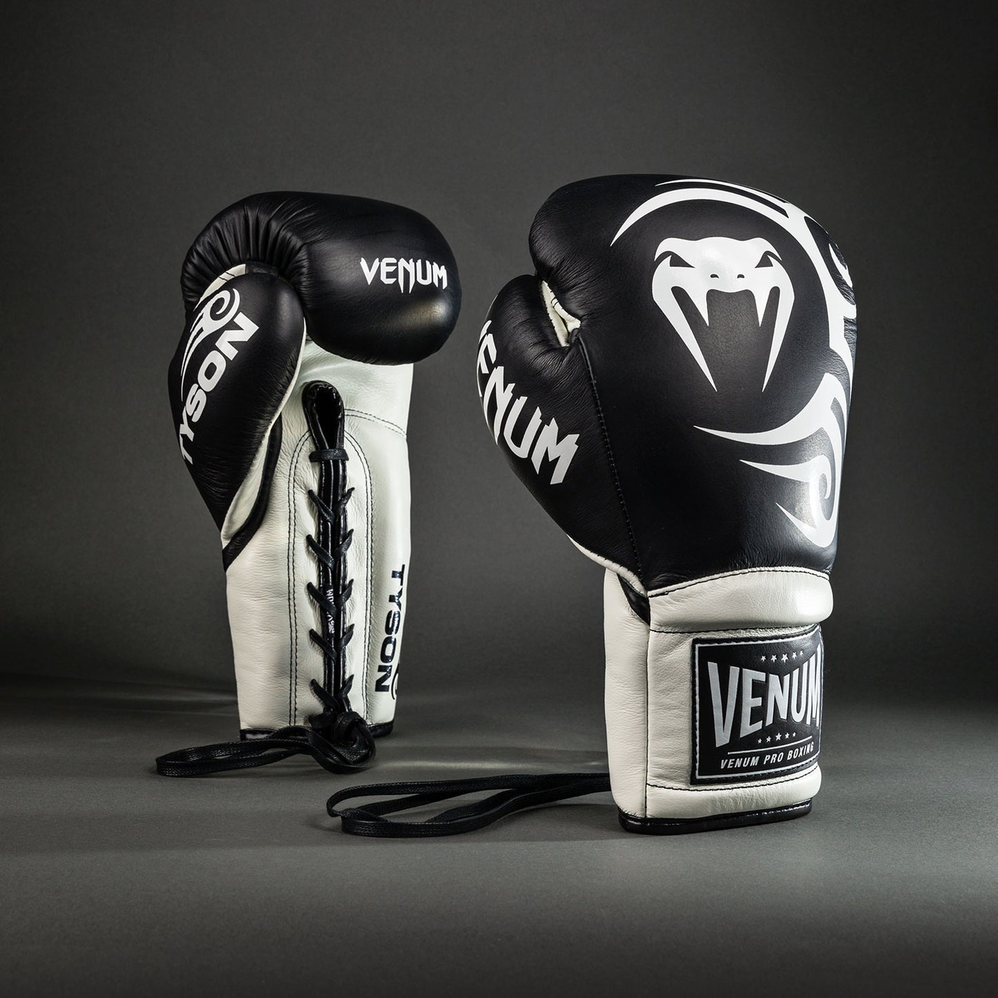 Venum Giant 2.0 Mike Tyson Pro 拳击手套带鞋带 – 深黑色/光学白色
