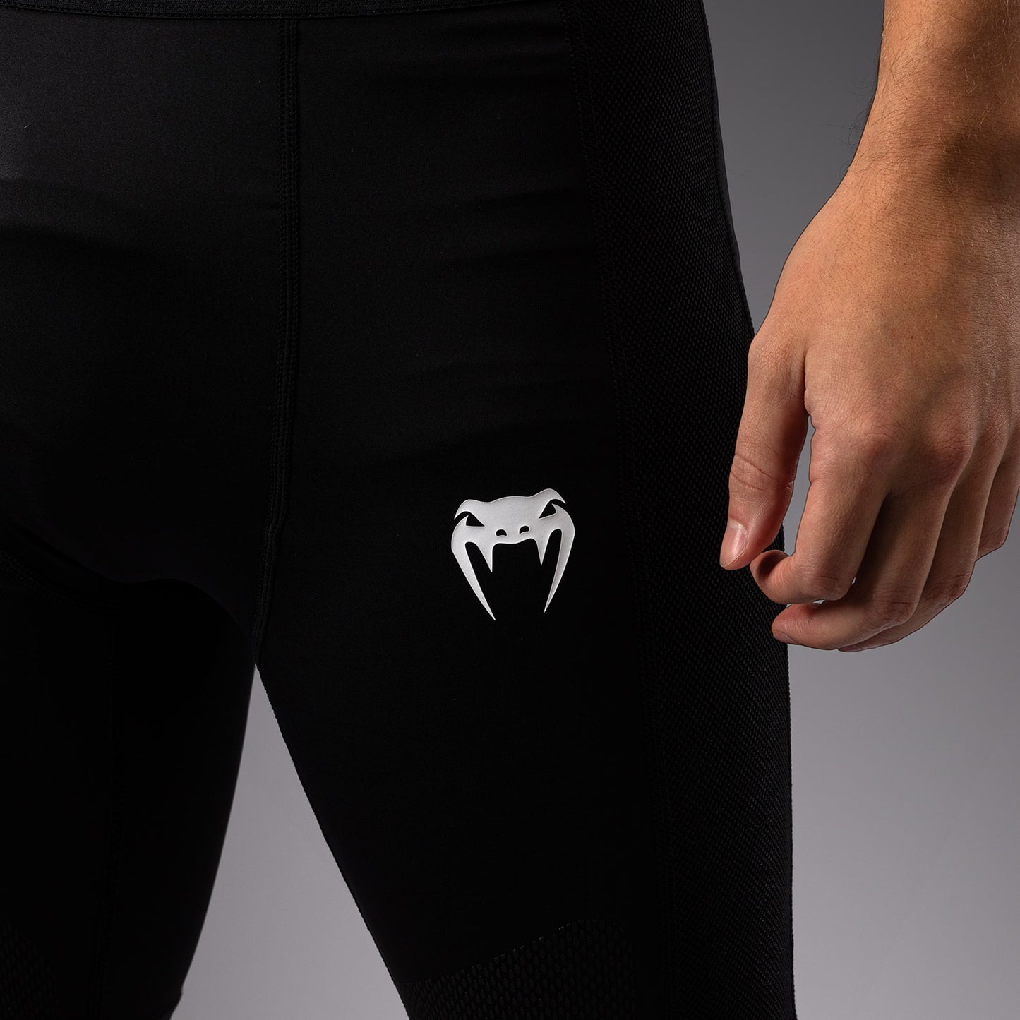 Venum Tactical XT 综合格斗短裤 – 黑色/火红色