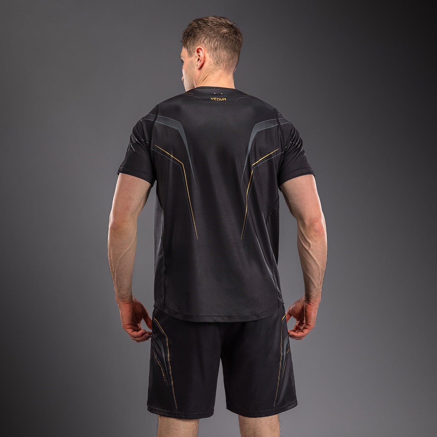 Venum Streamline Dry Tech T恤 – 黑色/金色
