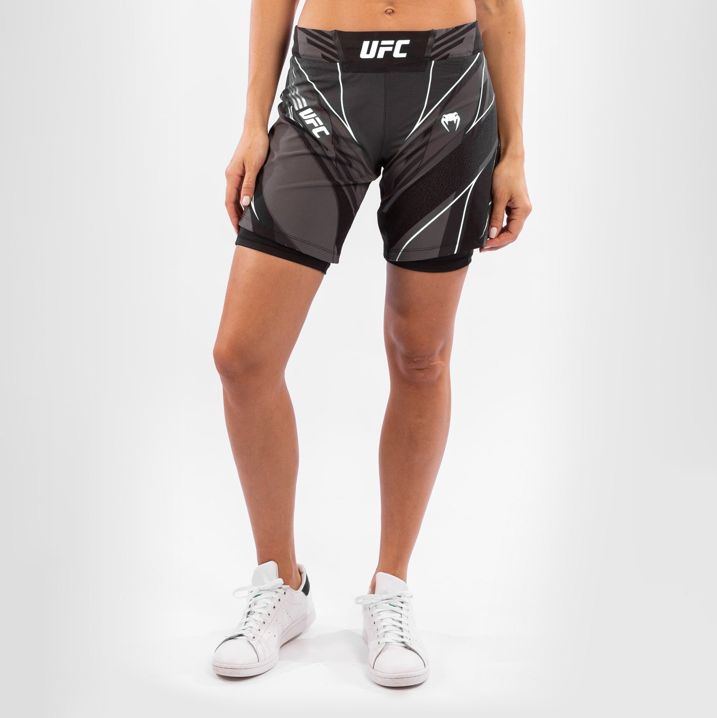 UFC Venum Authentic Fight Night 女士格斗短裤 – 长款 – 黑色